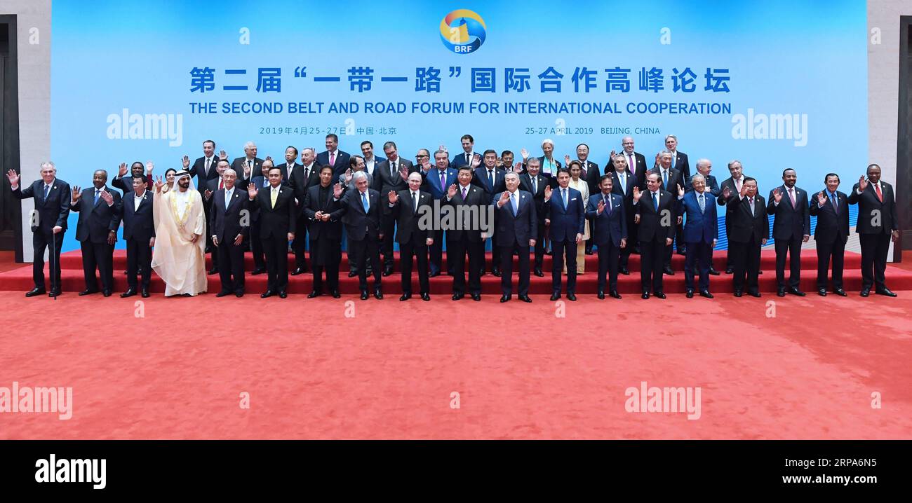 (190427) -- PECHINO, 27 aprile 2019 -- il presidente cinese Xi Jinping scatta una foto di gruppo con i leader stranieri e i capi delle organizzazioni internazionali durante la tavola rotonda dei leader del Second Belt and Road Forum for International Cooperation presso lo Yanqi Lake International Convention Center di Pechino, capitale della Cina, il 27 aprile 2019. ) (BRF)CHINA-BEIJING-BELT AND ROAD FORUM-LEADERS ROUNDTABLE-GROUP PHOTO (CN) RAOXAIMIN PUBLICATIONXNOTXINXCHN Foto Stock