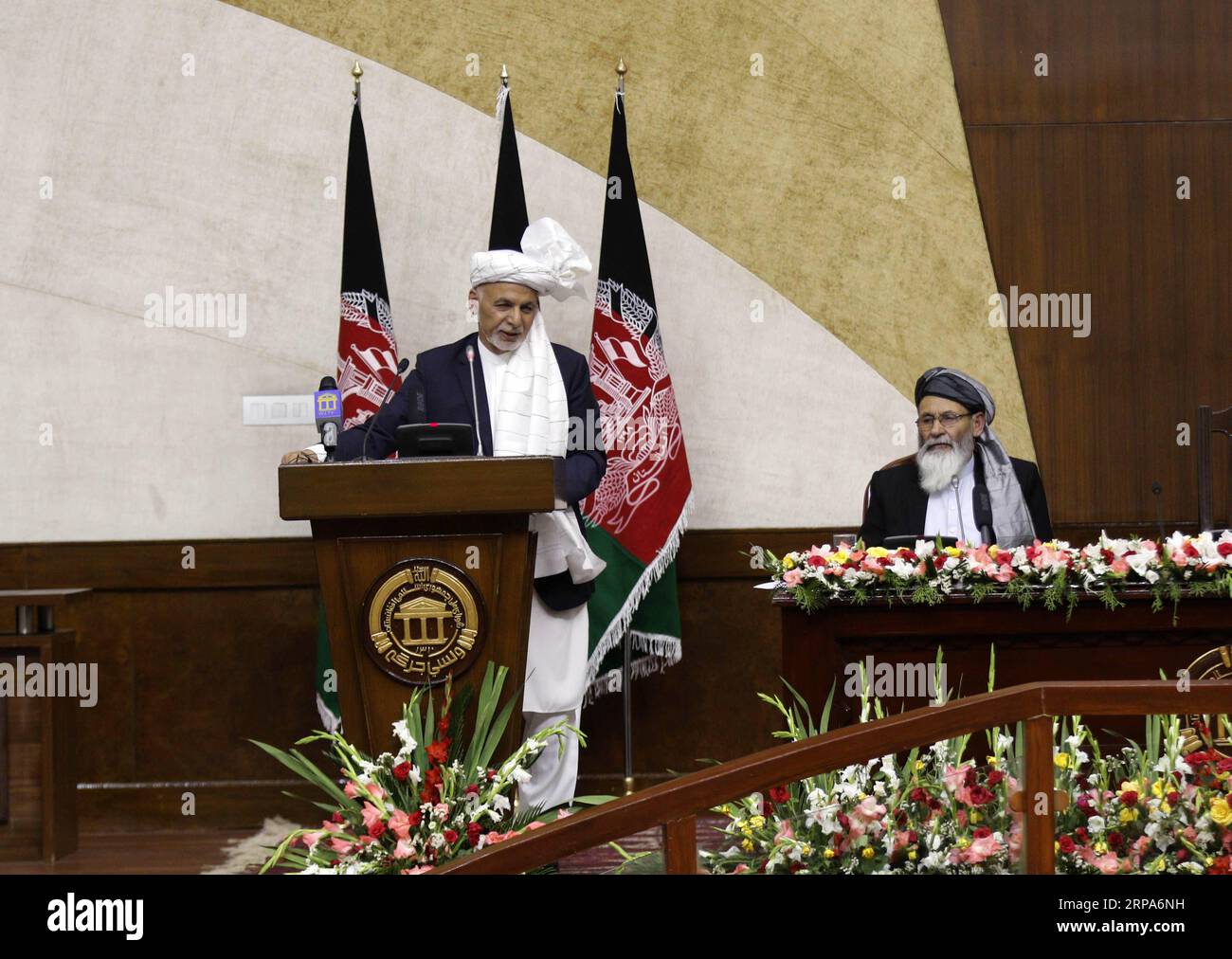 (190427) -- AFGHANISTAN, 27 aprile 2019 -- il presidente afghano Mohammad Ashraf Ghani (L) interviene durante l'inaugurazione del nuovo parlamento del paese a Kabul, capitale dell'Afghanistan, 26 aprile 2019. Mohammad Ashraf Ghani ha formalmente inaugurato il nuovo parlamento venerdì. È stato il terzo parlamento afghano dal crollo del regime talebano alla fine del 2001 e il diciassettesimo parlamento nella storia del paese. AFGHANISTAN-KABUL-INAUGURAZIONE-NUOVO PARLAMENTO XinhuaxKabul PUBLICATIONxNOTxINxCHN Foto Stock