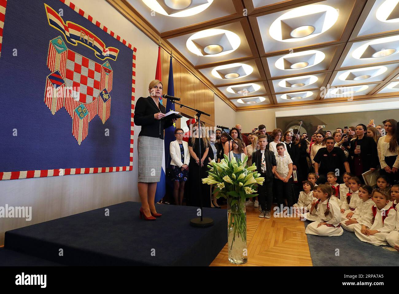 (190428) -- ZAGABRIA, 28 aprile 2019 -- il presidente croato Kolinda Grabar-Kitarovic parla durante la giornata aperta dell'Ufficio presidenziale a Zagabria, Croazia, 27 aprile 2019. L'evento è stato a tema Croato - la mia lingua come supporto per le persone che usano il croato come seconda lingua. ) CROAZIA-ZAGABRIA-UFFICIO PRESIDENZIALE-OPEN DAY GORANXSTANZL PUBLICATIONXNOTXINXCHN Foto Stock