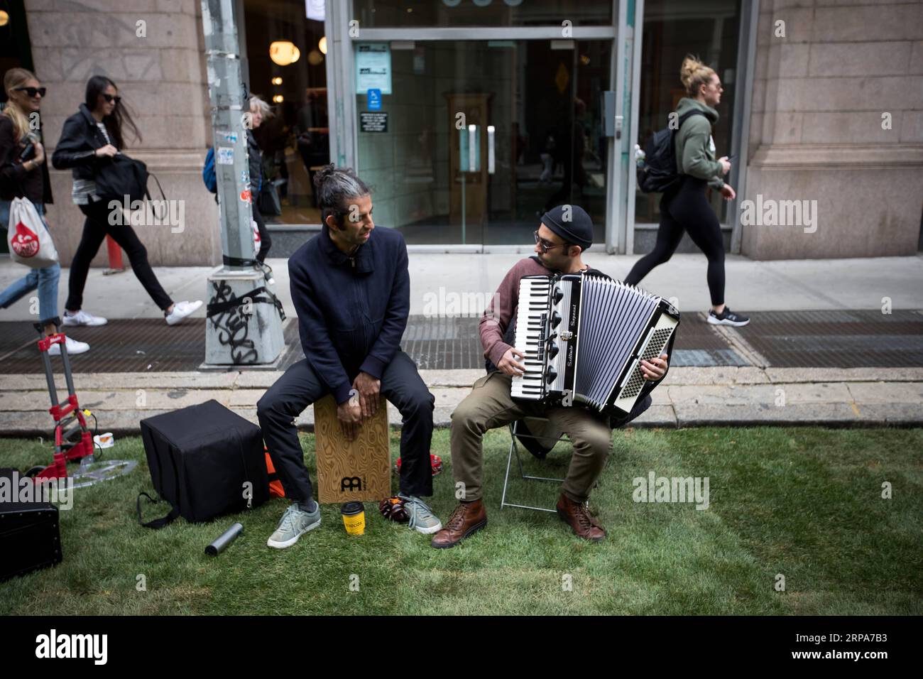 (190428) -- NEW YORK, 28 aprile 2019 -- i musicisti si esibiscono su una zona ricoperta di erba di Broadway durante il Car Free Earth Day 2019 a New York, negli Stati Uniti, 27 aprile 2019. L'evento annuale è stato creato per aiutare a sensibilizzare i visitatori sui modi ecologici per muoversi in città. ) U.S.-NEW YORK-CAR-FREE EARTH DAY 2019 MICHAELXNAGLE PUBLICATIONXNOTXINXCHN Foto Stock