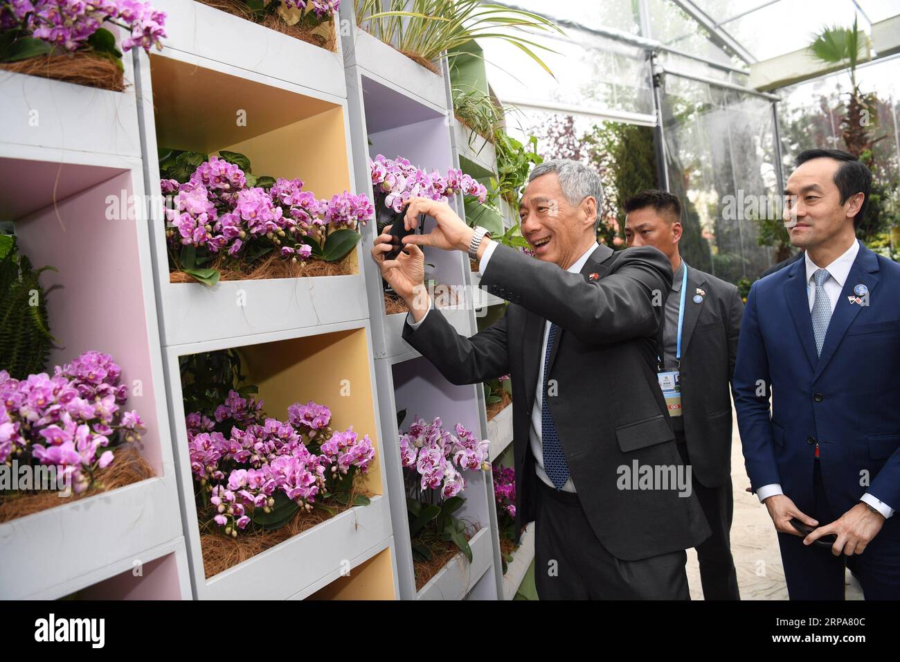 (190428) -- PECHINO, 28 aprile 2019 -- il primo ministro di Singapore Lee Hsien Loong visita il Giardino di Singapore nella zona di orticoltura internazionale dell'esposizione orticola internazionale 2019 Pechino, a Pechino, capitale della Cina, 28 aprile 2019. ) (EXPO 2019)CHINA-BEIJING-HORTICULTURAL EXPO-SINGAPORE GARDEN-PM-VISIT (CN) JINXLIANGKUAI PUBLICATIONXNOTXINXCHN Foto Stock