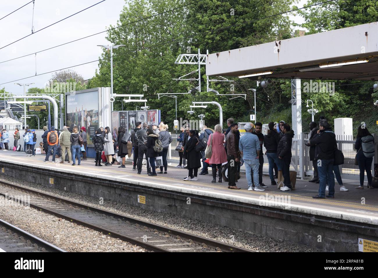 (190428) -- LONDRA, 28 aprile 2019 -- i passeggeri attendono in una stazione ferroviaria a causa della cancellazione dei treni per l'aeroporto di Heathrow a causa di un incendio nei pressi dell'aeroporto di Londra, Gran Bretagna, il 28 aprile 2019. I Vigili del fuoco di Londra hanno detto domenica che non ci sono state segnalazioni di lesioni dopo che un incendio in un magazzino vicino all'aeroporto di Heathrow ha causato preoccupazione sui social media. I Vigili del fuoco di Londra hanno confermato che un deposito di container era acceso e i testimoni hanno detto che dall'aeroporto si potevano vedere grandi pennacchi neri di fumo che si gettavano nel cielo. REGNO UNITO-LONDRA-INCENDIO VICINO ALL'AEROPORTO DI HEATHROW-TRENO-CANCELLAZIONI RAYXTANG PUBL Foto Stock