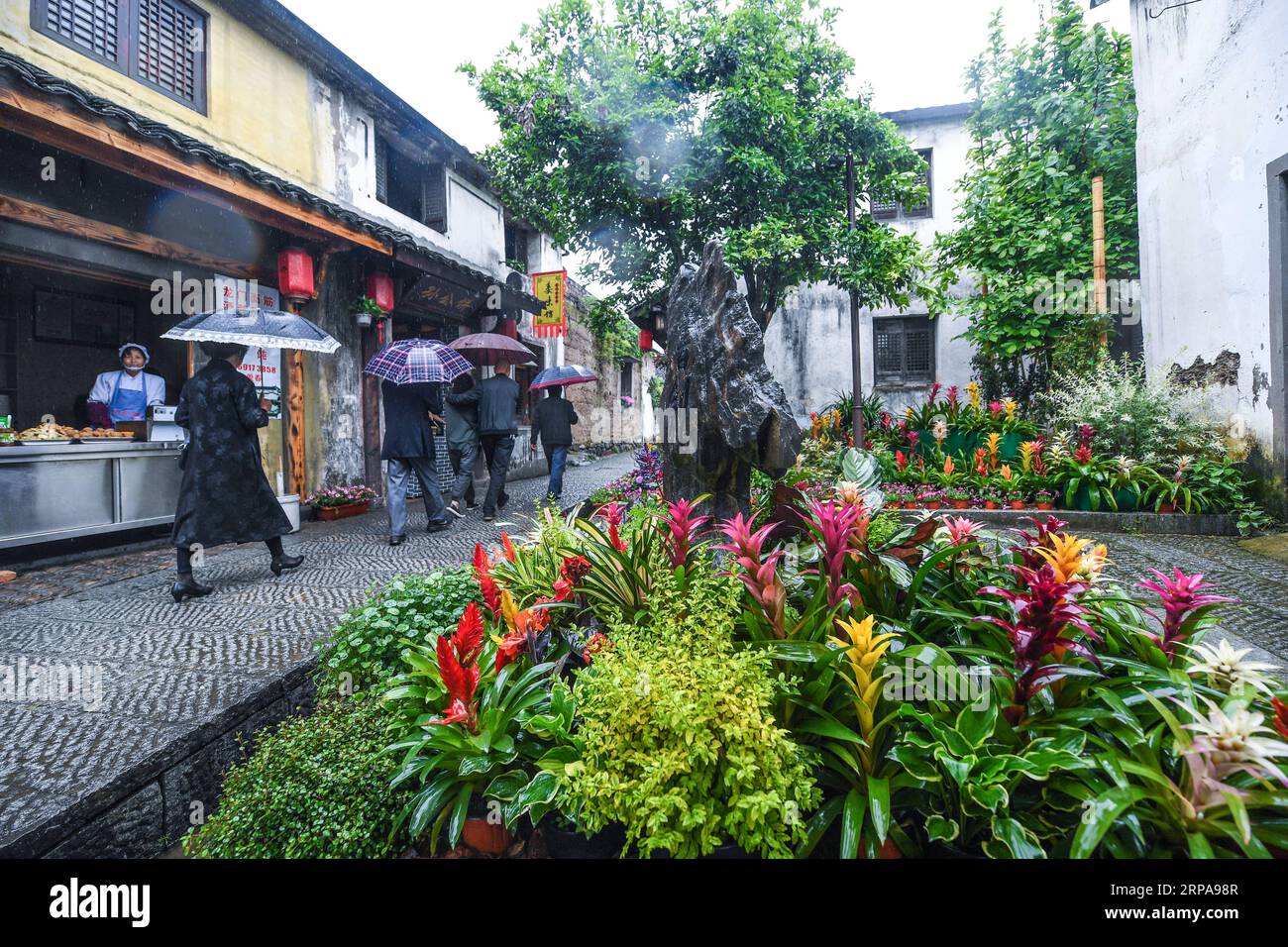 (190430) -- HANGZHOU, 30 aprile 2019 (Xinhua) -- i turisti visitano l'antica città di Longmen decorata con fiori nel distretto di Fuyang a Hangzhou, capitale della provincia di Zhejiang della Cina orientale, 30 aprile 2019. Una mostra a tema floreale si è tenuta nell'antica città per promuovere il turismo locale. (Xinhua/Xu Yu) CHINA-ZHEJIANG-HANGZHOU-ANCIENT TOWN-FLOWER EXHIBITION (CN) PUBLICATIONxNOTxINxCHN Foto Stock