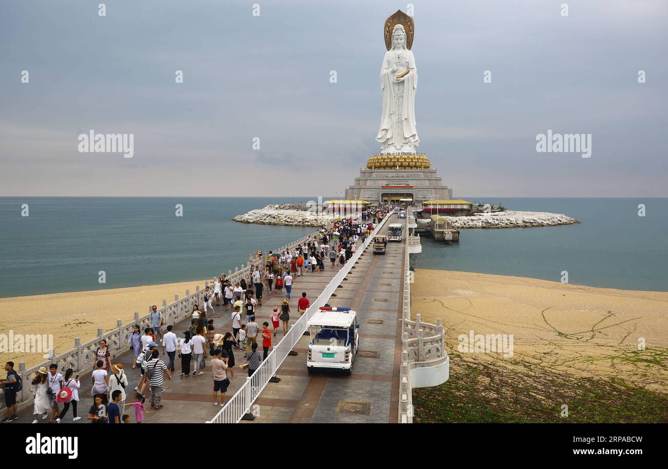 (190502) -- SANYA, 2 maggio 2019 (Xinhua) -- i turisti visitano la zona turistica culturale di Nanshan a Sanya, nella provincia di Hainan nel sud della Cina, 2 maggio 2019. (Xinhua/Chen Wenwu) CINA-GIORNO DEL LAVORO VACANZA-TURISMO (CN) PUBLICATIONxNOTxINxCHN Foto Stock