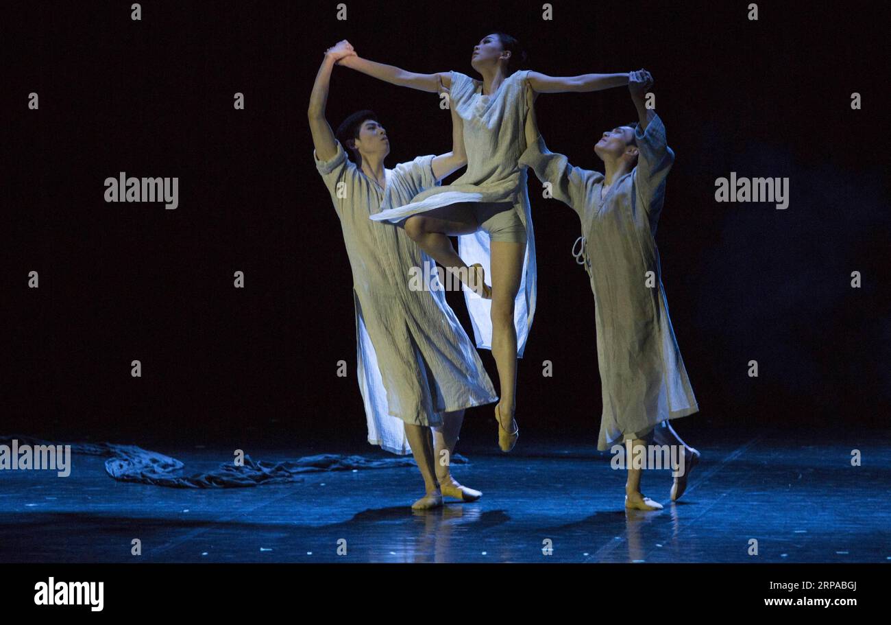 (190502) -- RIGA, 2 maggio 2019 -- Dancers of China S Suzhou Ballet Theater eseguono Tang Yin al VEF Culture Palace di riga, Lettonia, il 2 maggio 2019. La prima performance in assoluto della compagnia del Suzhou Ballet Theater a riga si è svolta al VEF Culture Palace giovedì. A riga, la compagnia di danza cinese mostrò una produzione coreografica moderna e allo stesso tempo squisita basata su un antico tema cinese. Lo spettacolo di danza raccontava la storia di Tang Yin, un famoso artista e poeta della dinastia Ming nato e morto a Suzhou. LETTONIA-RIGA-CINA-BALLET-PERFORMANCE-TANG YIN EDIJSXPALENS PUBLIC Foto Stock