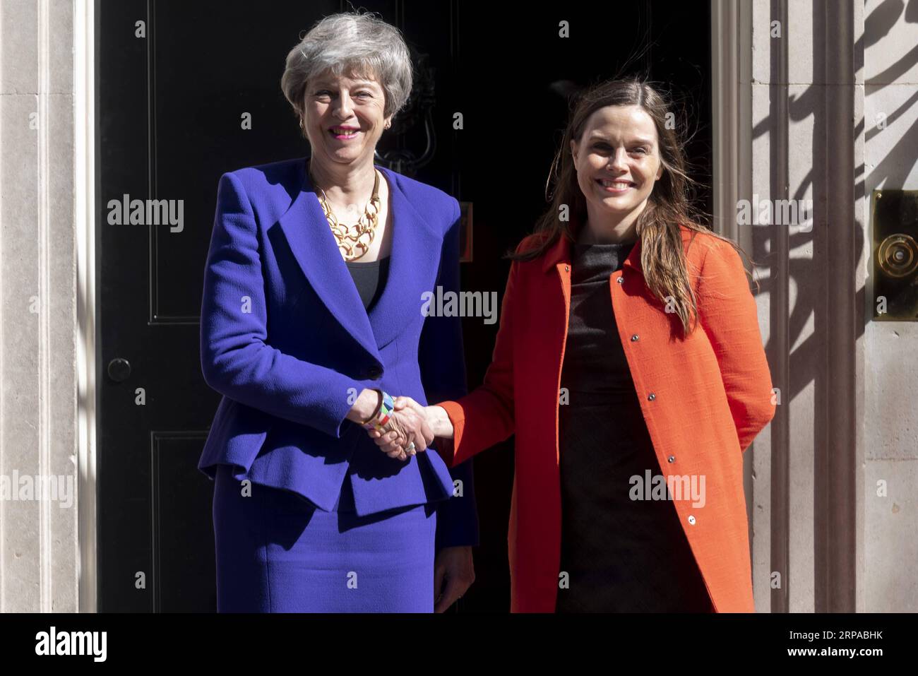 (190502) -- LONDRA, 2 maggio 2019 -- il primo ministro britannico Theresa May (L) stringe la mano al primo ministro islandese Katrin Jakobsdottir a Londra, Regno Unito, il 2 maggio 2019. ) BRITAIN-LONDON-PM-ISLANDA-PM-MEETING RAYXTANG PUBLICATIONXNOTXINXCHN Foto Stock