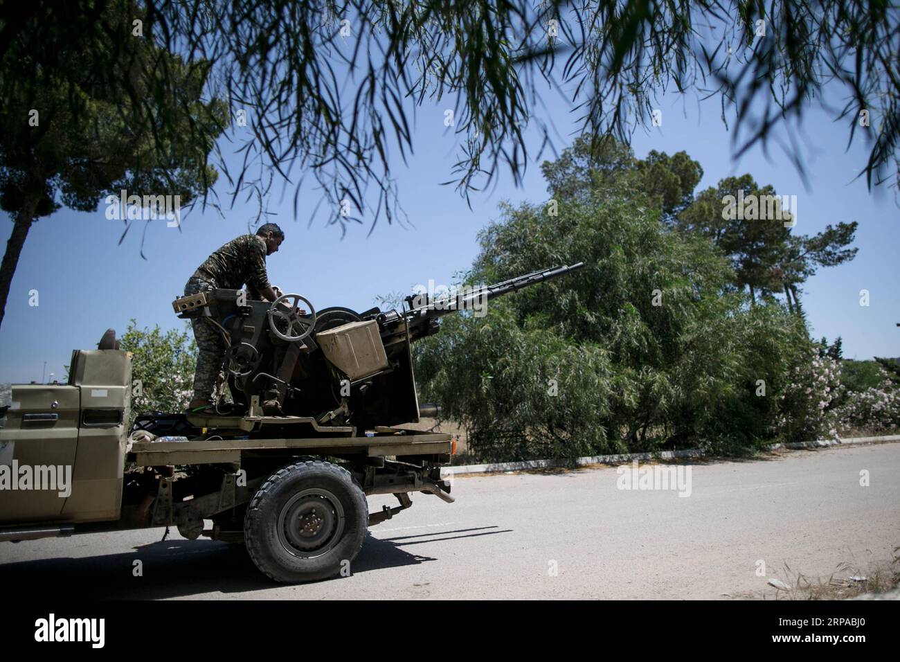 (190502) -- TRIPOLI, 2 maggio 2019 -- Un combattente delle forze del governo libico sostenuto dalle Nazioni Unite si prepara agli attacchi durante gli scontri con l'esercito di base orientale a Salahuddin, Tripoli, Libia, il 2 maggio 2019. Un totale di 376 persone sono state uccise e altre 1.822 ferite negli scontri tra il governo libico sostenuto dalle Nazioni Unite e l'esercito con sede a est nella capitale Tripoli e intorno ad essa finora, l'Organizzazione Mondiale della Sanità (OMS) ha detto mercoledì. ) LIBIA-TRIPOLI-CONFLICT AmruxSalahuddien PUBLICATIONxNOTxINxCHN Foto Stock