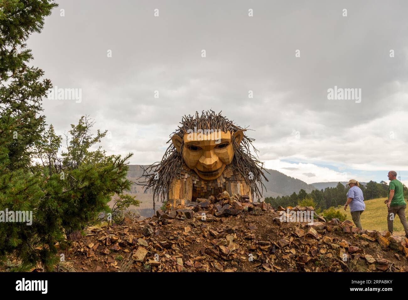 Victor, Colorado - 27 agosto 2023: La scultura "Rita, The Rock Planter" di Thomas Dambo svelata sulla Little Grouse Mountain Overlook vicino a Victor, col Foto Stock