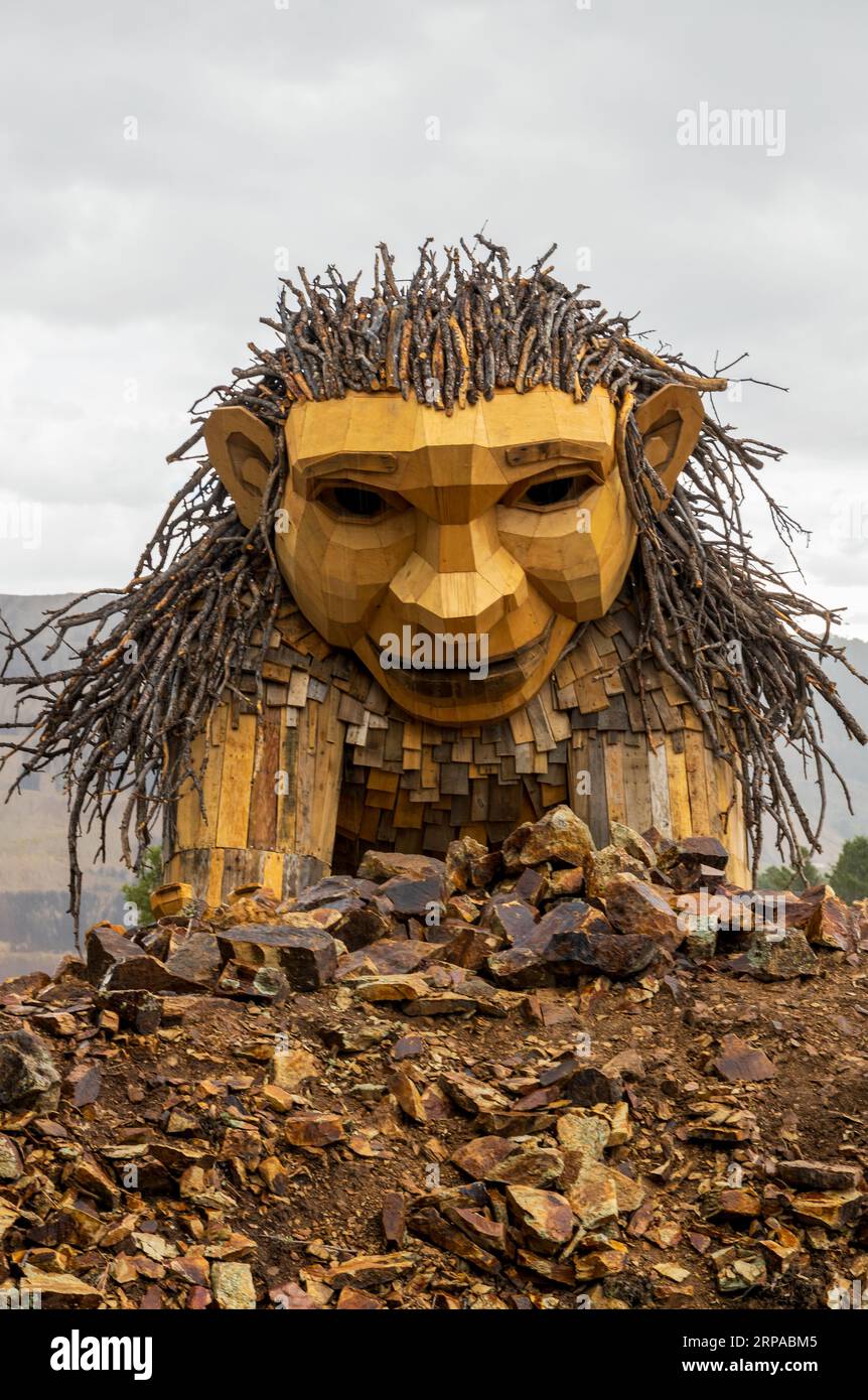 Victor, Colorado - 27 agosto 2023: La scultura "Rita, The Rock Planter" di Thomas Dambo svelata sulla Little Grouse Mountain Overlook vicino a Victor, col Foto Stock