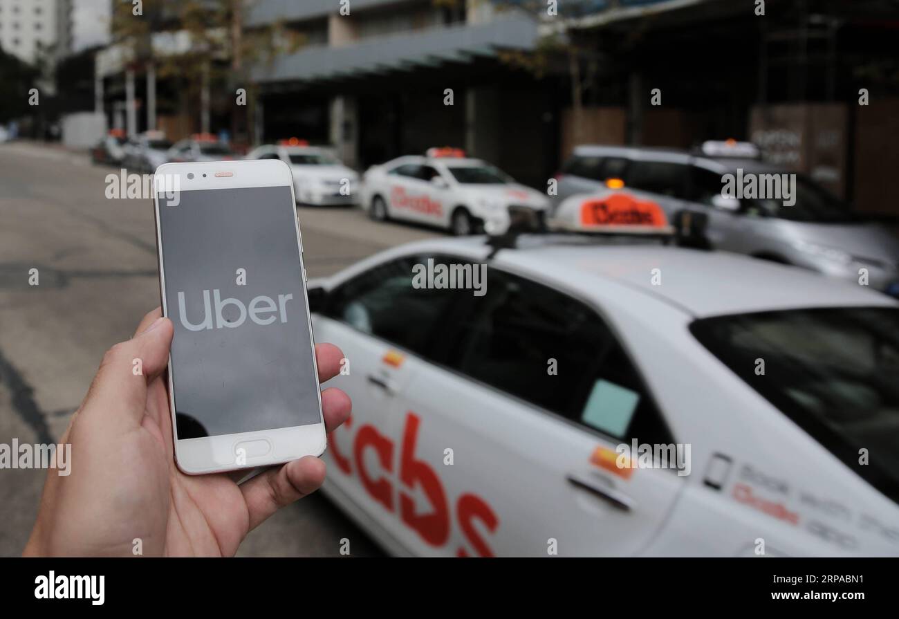 (190503) -- SYDNEY, 3 maggio 2019 -- foto scattata il 3 maggio 2019 mostra i taxi parcheggiati in una strada a Sydney, Australia. Una class action è stata intentata contro Uber venerdì per conto di migliaia di conducenti di taxi e autonoleggio australiani, sostenendo che il gigante globale del rideshare ha permesso ai suoi conducenti di operare senza un adeguato accreditamento. L'attesa causa è stata ufficialmente presentata alla corte suprema dello Stato di Victoria dal leader dello studio legale australiano Maurice Blackburn che ha detto che l'azione ha più di 6.000 partecipanti da tutta l'Australia. ) AUSTRALIA- SYDNEY-UBER-CLASS ACTION Foto Stock