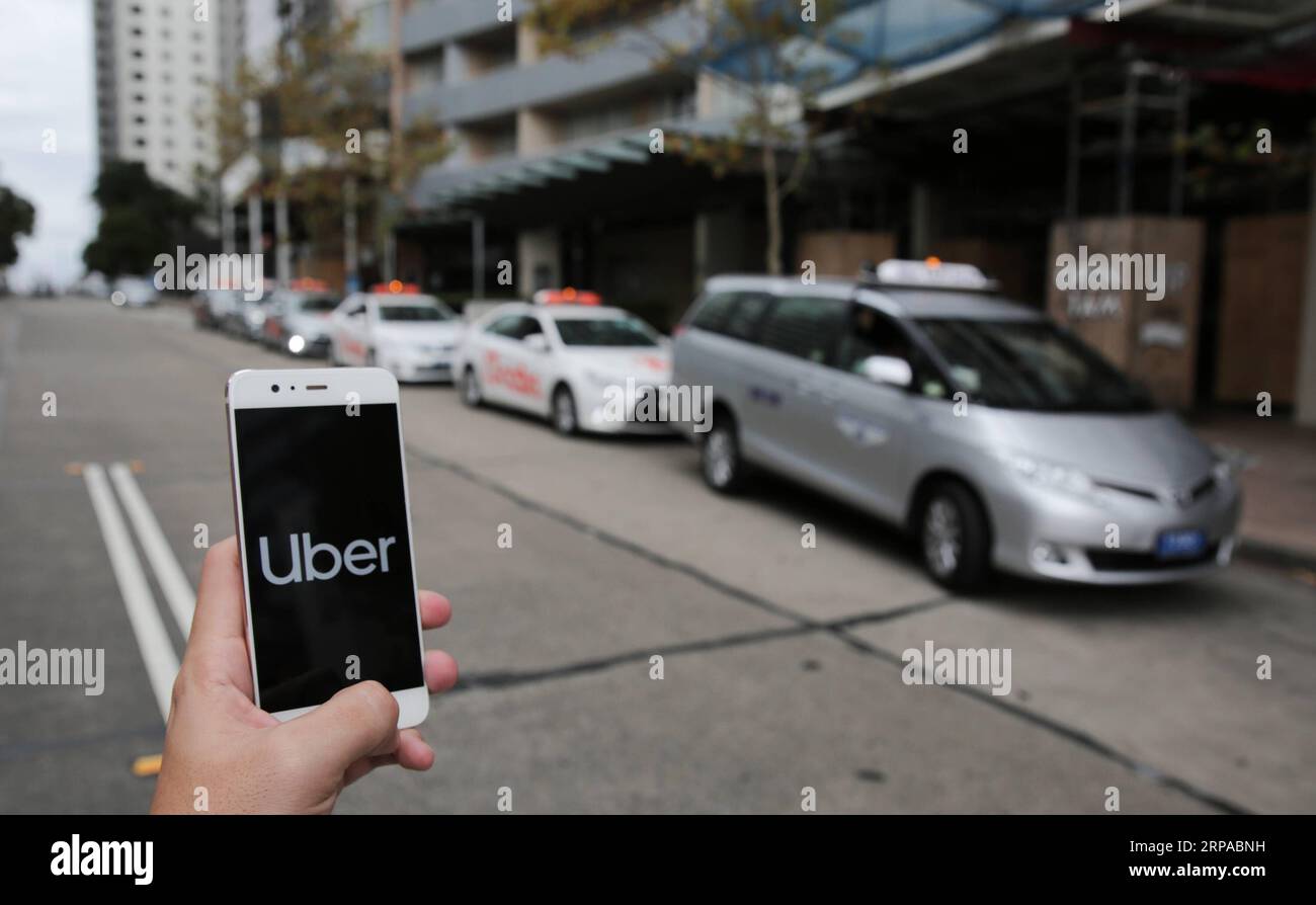 190503 -- SYDNEY, 3 maggio 2019 -- foto scattata il 3 maggio 2019 mostra i taxi parcheggiati in una strada a Sydney, Australia. Una class action è stata intentata contro Uber venerdì per conto di migliaia di conducenti di taxi e autonoleggio australiani, sostenendo che il gigante globale del rideshare ha permesso ai suoi conducenti di operare senza un adeguato accreditamento. L'attesa causa è stata ufficialmente presentata alla corte suprema dello Stato di Victoria dal leader dello studio legale australiano Maurice Blackburn che ha affermato che l'azione ha più di 6.000 partecipanti da tutta l'Australia. AUSTRALIA - SYDNEY-UBER-CLASS ACTION-TA Foto Stock