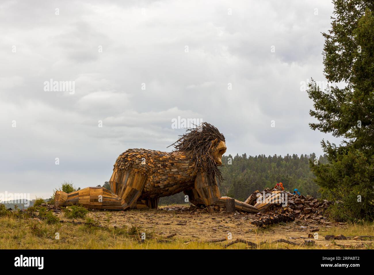 Victor, Colorado - 27 agosto 2023: La scultura "Rita, The Rock Planter" di Thomas Dambo svelata sulla Little Grouse Mountain Overlook vicino a Victor, col Foto Stock