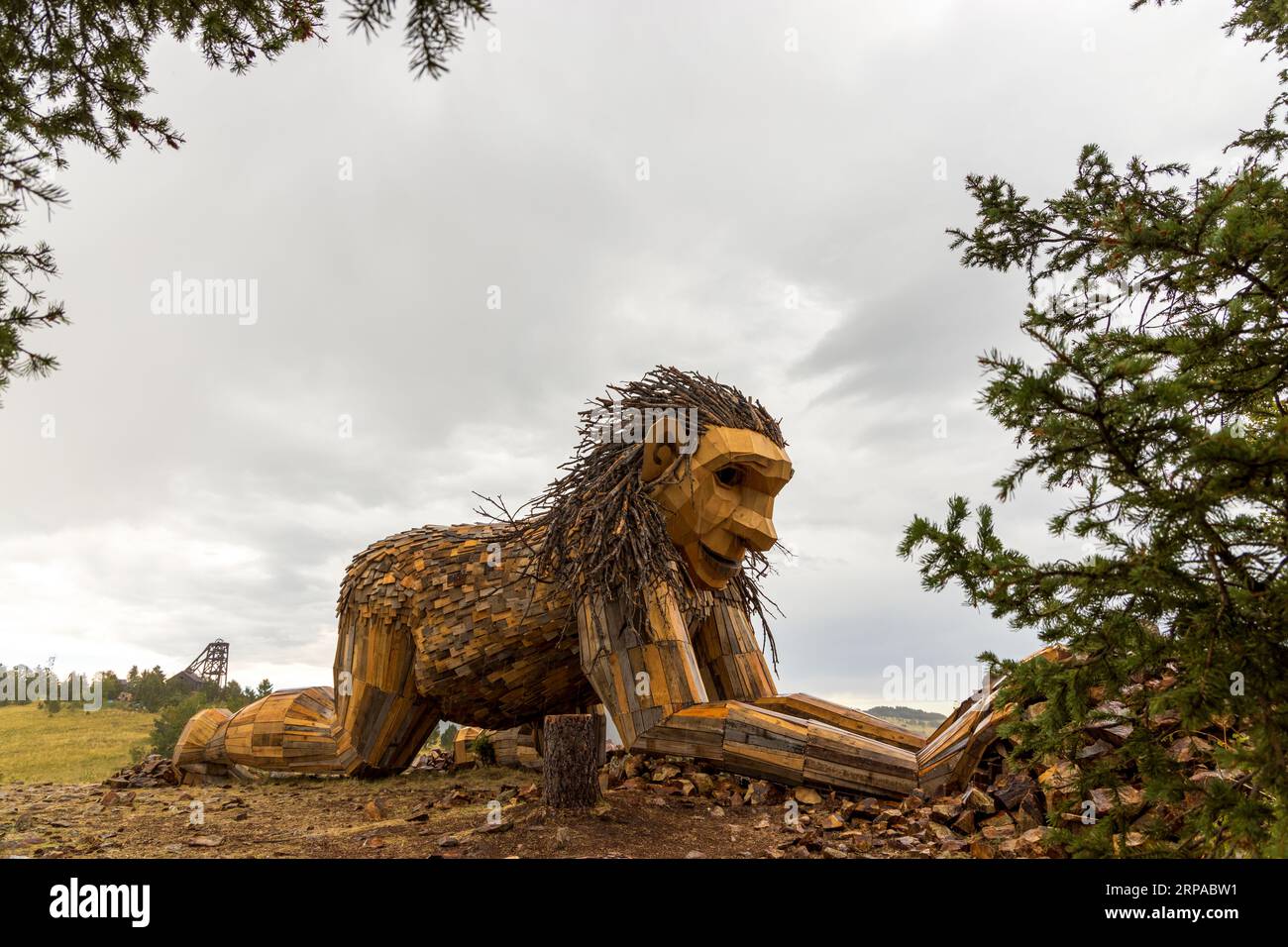 Victor, Colorado - 27 agosto 2023: La scultura "Rita, The Rock Planter" di Thomas Dambo svelata sulla Little Grouse Mountain Overlook vicino a Victor, col Foto Stock