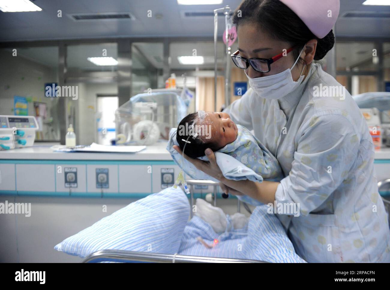 (190504) -- PECHINO, 4 maggio 2019 (Xinhua) -- Liu Xiaoqing, infermiera nata negli anni '1990, tiene un bambino al secondo ospedale dell'Università medica di Anhui a Hefei, capitale della provincia di Anhui della Cina orientale, 7 maggio 2014. Liu e i suoi colleghi conducono quotidianamente attività infermieristica e di osservazione e cura delle malattie per i neonati. Una nazione prospererà solo quando i suoi giovani prospereranno; un paese sarà pieno di speranza e avrà un grande domani solo quando le sue generazioni più giovani avranno ideali, capacità e un forte senso di responsabilità. I giovani svolgono sempre un ruolo di avanguardia nella realizzazione del ringiovanimento nazionale Foto Stock
