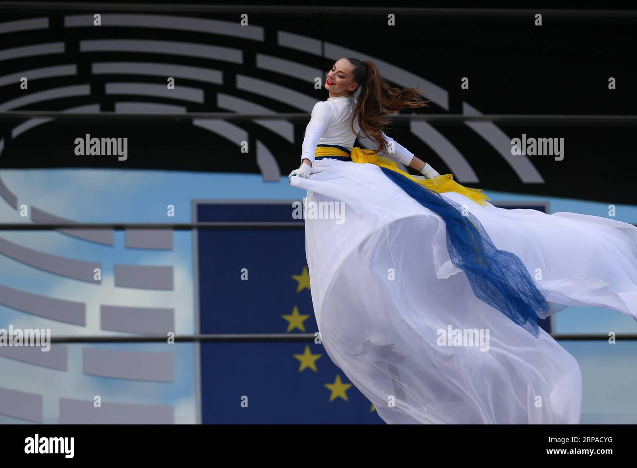 (190504) -- BRUXELLES, 4 maggio 2019 -- Un ballerino preforme per il pubblico davanti al Parlamento europeo durante la giornata aperta delle istituzioni europee a Bruxelles, in Belgio, 4 maggio 2019. La giornata aperta è un'occasione unica per il pubblico per scoprire come funzionano le istituzioni europee. I visitatori hanno libero accesso agli edifici delle istituzioni e ad alcune speciali attività introduttive. ) BELGIO-BRUXELLES-UE-OPEN DAY ZhengxHuansong PUBLICATIONxNOTxINxCHN Foto Stock