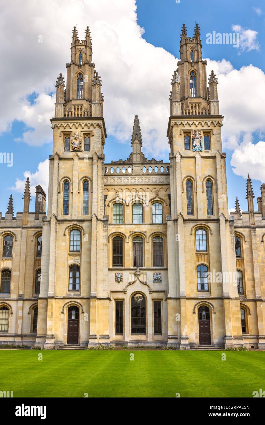 Facciata dell'edificio dell'All Souls College di Oxford. Inghilterra, Regno Unito Foto Stock