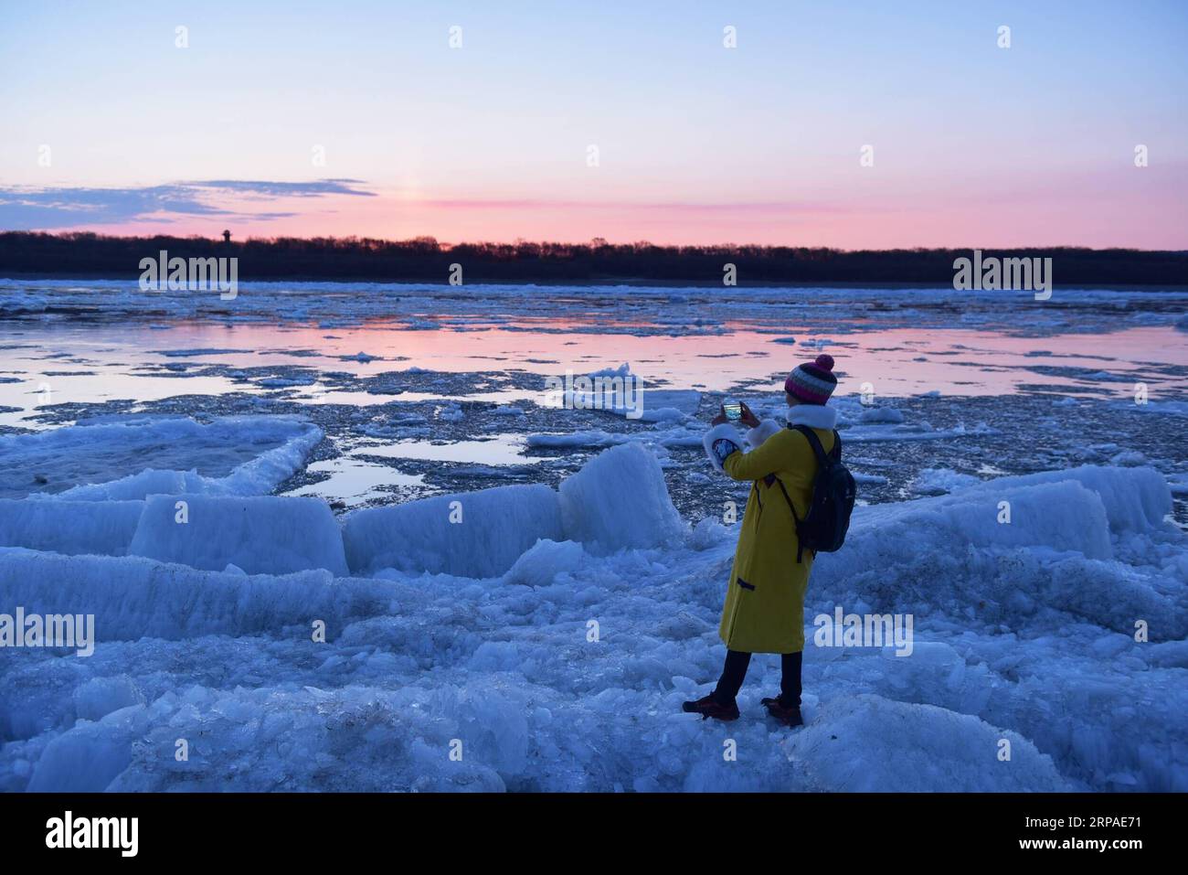 (190506) -- PECHINO, 6 maggio 2019 (Xinhua) -- Un turista scatta foto di ghiaccio fuso nella sezione Huma del fiume Heilongjiang nella provincia di Heilongjiang nella Cina nordorientale, 3 maggio 2019. I turisti hanno registrato 195 milioni di viaggi nazionali in Cina durante le festività del giorno di maggio da mercoledì a sabato, con un aumento del 13,7% su base annua. E le entrate turistiche sono aumentate del 16,1% raggiungendo 117,7 miliardi di yuan (circa 17,5 miliardi di dollari) negli ultimi quattro giorni, secondo le stime fornite dal Ministero della Cultura e del Turismo. Anche le principali piattaforme di viaggio online hanno osservato tendenze nel miglioramento del turismo. T Foto Stock