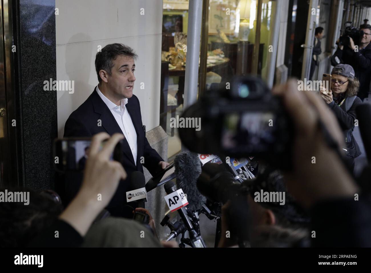 (190506) -- NEW YORK, 6 maggio 2019 (Xinhua) -- Michael Cohen, ex avvocato personale a lungo termine del presidente degli Stati Uniti Donald Trump, parla alla stampa fuori dal suo appartamento di Manhattan prima di fare rapporto in prigione a New York, negli Stati Uniti, 6 maggio 2019. Michael Cohen ha iniziato la sua condanna a tre anni di carcere lunedì dopo essersi dichiarato colpevole nel dicembre 2018 di una serie di crimini, tra cui violazioni della finanza della campagna, evasione fiscale e bugie al Congresso. (Xinhua/li Muzi) U.S.-NEW YORK-MICHAEL COHEN-RAPPORTO AL CARCERE PUBLICATIONxNOTxINxCHN Foto Stock