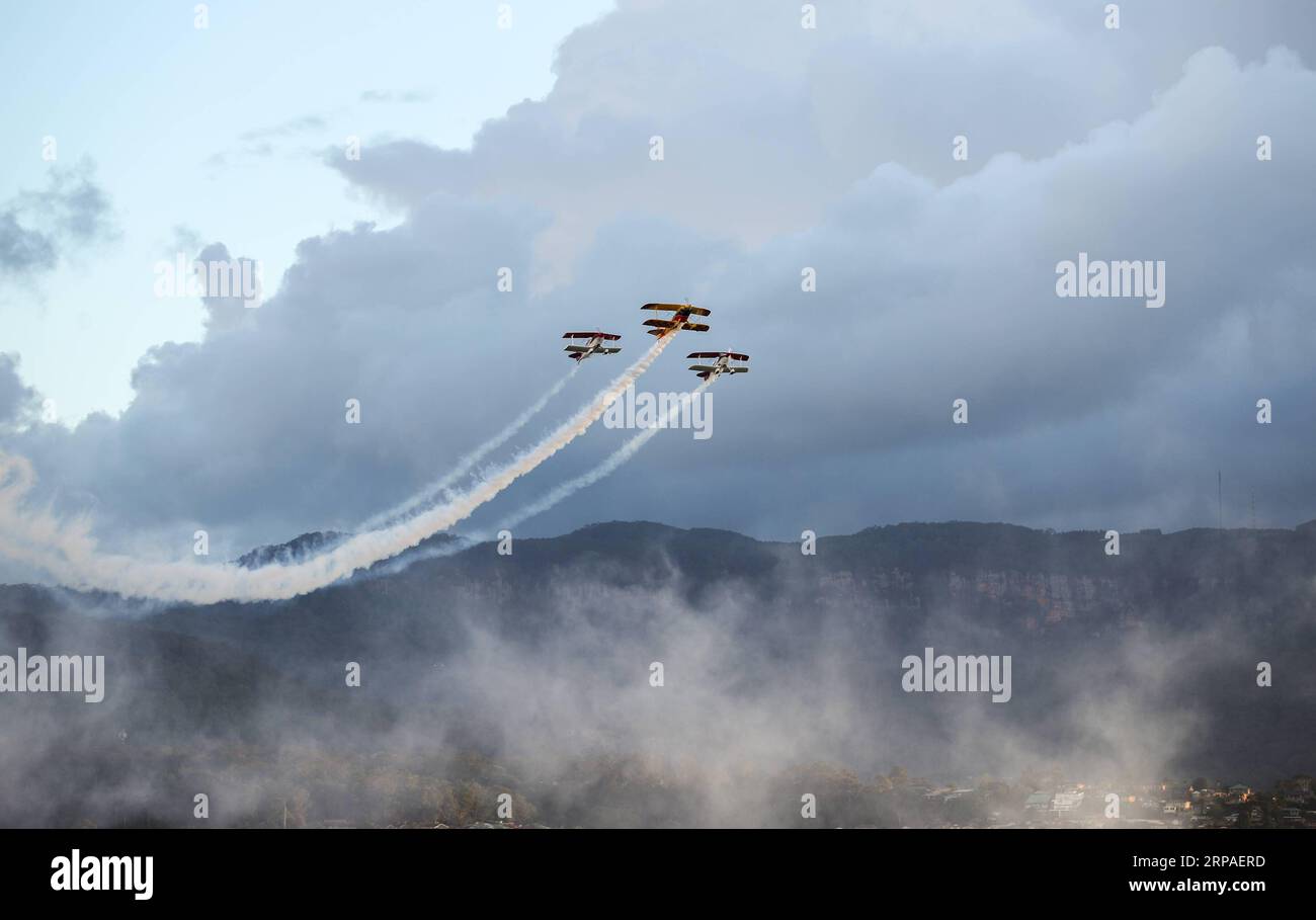 (190507) -- SYDNEY, 7 maggio 2019 -- gli aerei si esibiscono durante il Wings Over Illawarra Airshow all'aeroporto di Illawarra, a circa 100 km a sud di Sydney, in Australia, il 5 maggio 2019. Piloti acrobatici che sfidano la morte, tecnologia aeronautica all'avanguardia e una serie di classici caccia della seconda guerra mondiale sono solo alcune delle cose in mostra in uno dei più grandi spettacoli aerei dell'Australia. PER ANDARE CON caratteristiche: Acrobazie, jet militari, uccelli da guerra classici vanno in mostra all'Aussie AIRSHOW ) AUSTRALIA-SYDNEY-AIRSHOW BaixXuefei PUBLICATIONxNOTxINxCHN Foto Stock
