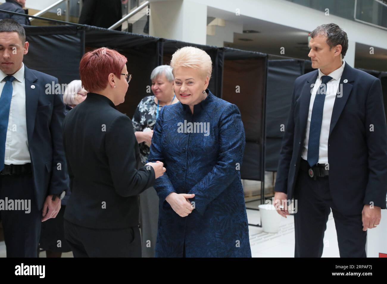 (190507) -- VILNIUS, 7 maggio 2019 (Xinhua) -- il presidente lituano Dalia Grybauskaite (2a R) parla con un membro dello staff del collegio elettorale dopo aver espresso il suo voto alle elezioni presidenziali e al referendum sulla doppia cittadinanza tenutosi a Vilnius, in Lituania, 7 maggio 2019. La votazione anticipata ha avuto inizio lunedì alle elezioni presidenziali lituane e ai referendum sulla doppia cittadinanza e sul numero dei membri del parlamento. Per la prima volta in Lituania, la votazione anticipata si tiene per cinque giorni. (Xinhua/Guo Mingfang) LITUANIA-VILNIUS-ELEZIONI PRESIDENZIALI-VOTAZIONE ANTICIPATA PUBLICATIONxNOTxINxCHN Foto Stock