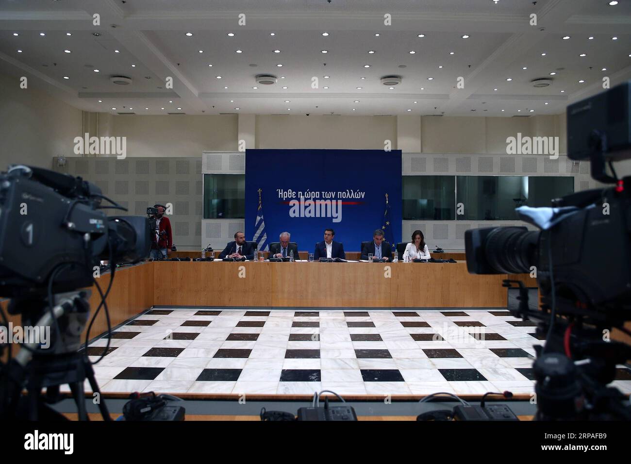 (190507) -- ATENE, 7 maggio 2019 -- il primo ministro greco Alexis Tsipras tiene una conferenza stampa ad Atene, in Grecia, il 7 maggio 2019. Martedì il governo greco ha annunciato un pacchetto di misure per alleggerire l'onere per i contribuenti nell'era post-salvataggio. ) GRECIA-ATENE-SALVATAGGIO-CONFERENZA STAMPA MariosxLolos PUBLICATIONxNOTxINxCHN Foto Stock