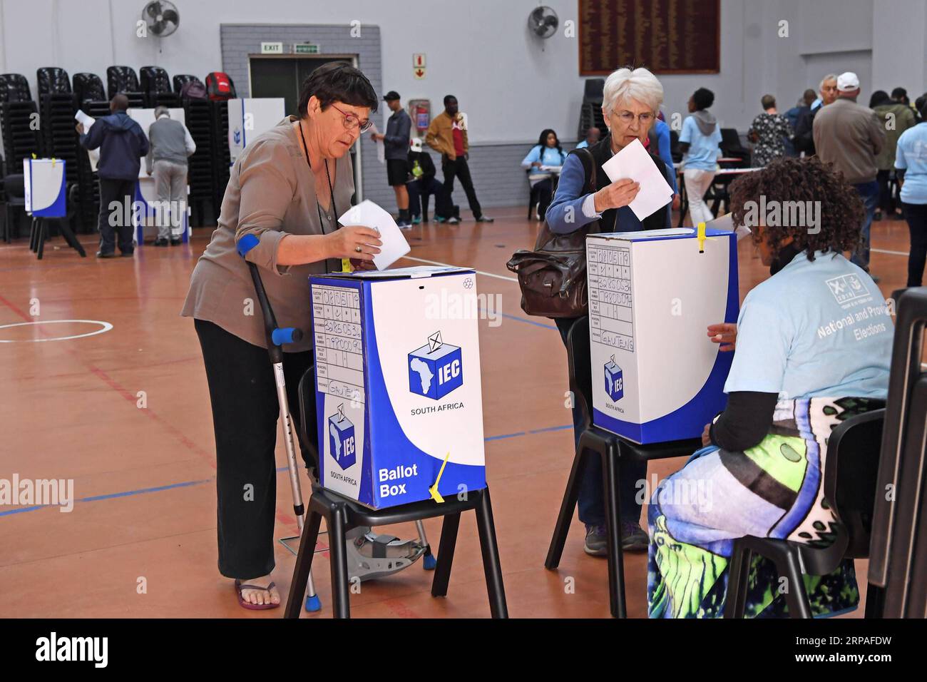 (190508) -- JOHANNESBURG, 8 maggio 2019 (Xinhua) -- la gente vota in un collegio elettorale al Crawford College di Johannesburg, Sudafrica, l'8 maggio 2019. I sudafricani si affollano a circa 23.000 seggi elettorali in tutta la nazione mercoledì per votare le schede che determineranno quale partito governerà il paese nei prossimi cinque anni. (Xinhua/Chen Cheng) SUDAFRICA-JOHANNESBURG-ELEZIONE PUBLICATIONxNOTxINxCHN Foto Stock