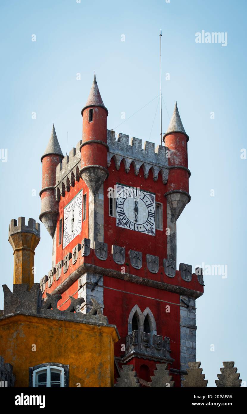torre dell'orologio del Palácio da pena sopra il Palazzo Nazionale di pena (Palácio da pena) a Sao Pedro de Penaferrim, comune di Sintra in Portogallo. Foto Stock
