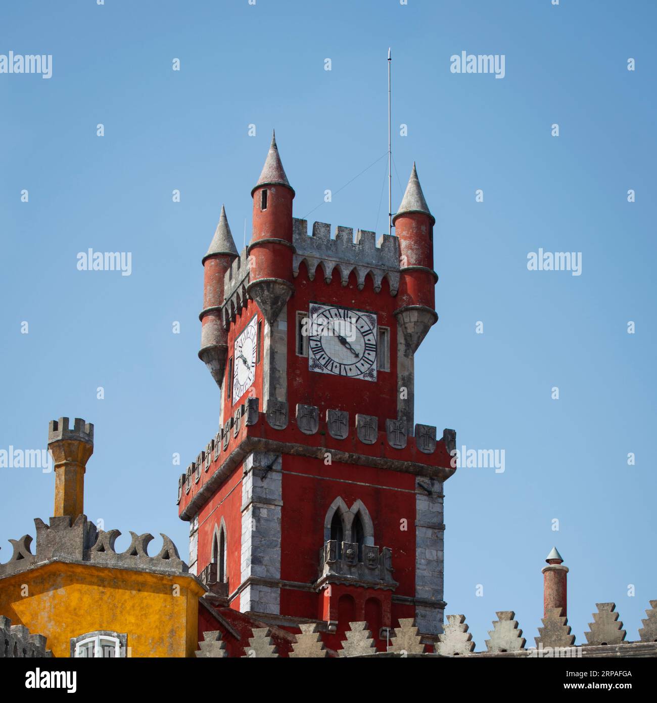 torre dell'orologio del Palácio da pena sopra il Palazzo Nazionale di pena (Palácio da pena) a Sao Pedro de Penaferrim, comune di Sintra in Portogallo. Foto Stock