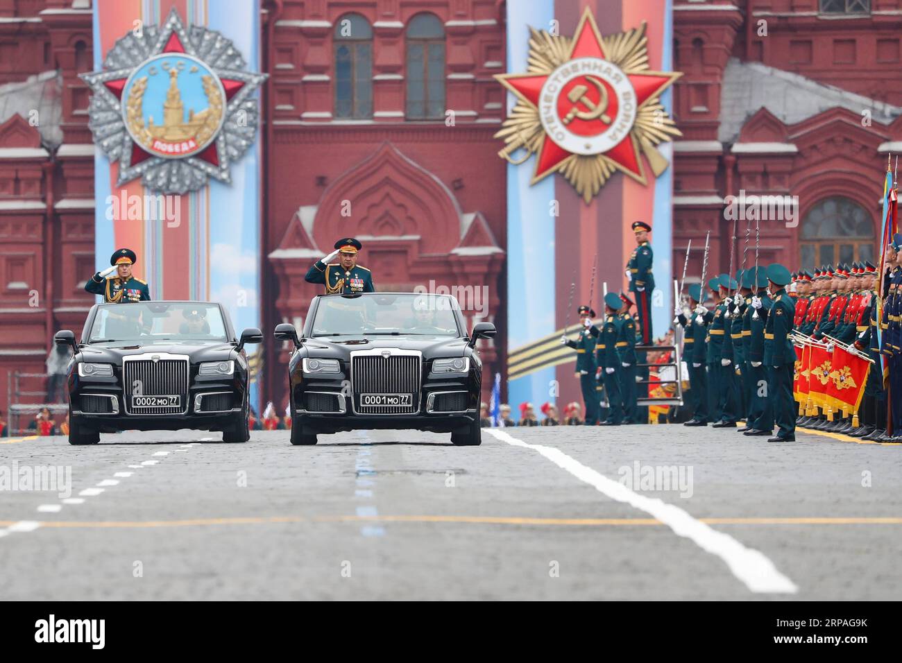 (190509) -- MOSCA, 9 maggio 2019 (Xinhua) -- il ministro della difesa russo Sergei Shoigu (C) saluta sulla Piazza Rossa per la parata del giorno della Vittoria a Mosca, Russia, 9 maggio 2019. La Russia celebra il 74° anniversario della vittoria sulla Germania nazista nella seconda guerra mondiale qui il 9 maggio. (Xinhua/Bai Xueqi) RUSSIA-MOSCA-GIORNO DELLA VITTORIA-PARATA PUBLICATIONxNOTxINxCHN Foto Stock