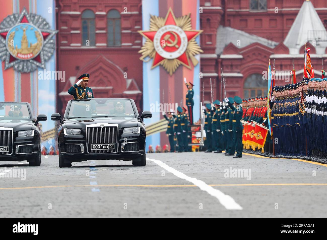 (190509) -- MOSCA, 9 maggio 2019 (Xinhua) -- il ministro della difesa russo Sergei Shoigu (davanti) saluta sulla Piazza Rossa per la parata del giorno della Vittoria a Mosca, Russia, 9 maggio 2019. La Russia celebra il 74° anniversario della vittoria sulla Germania nazista nella seconda guerra mondiale qui il 9 maggio. (Xinhua/Bai Xueqi) RUSSIA-MOSCA-GIORNO DELLA VITTORIA-PARATA PUBLICATIONxNOTxINxCHN Foto Stock