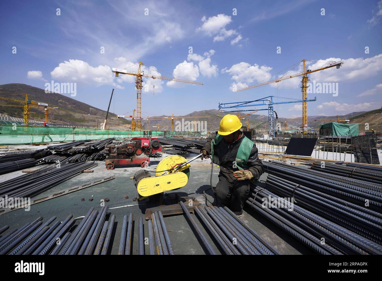 (190510) -- PECHINO, 10 maggio 2019 (Xinhua) -- la foto scattata il 10 maggio 2019 mostra il cantiere della Medaglia plaza dei Giochi Olimpici invernali del 2022, a Zhangjiakou, nella provincia di Hebei nella Cina settentrionale. Secondo un'intervista esclusiva di giovedì con Xu Zhijun, vice segretario del Comitato Organizzatore di Pechino per i Giochi olimpici e paraolimpici invernali del 2022, i lavori di preparazione stanno procedendo senza intoppi per molti aspetti, come i progetti di costruzione di infrastrutture, poiché mancano 1.000 giorni all'inizio delle Olimpiadi invernali di Pechino 2022. (Xinhua/Xing Guangli) (SP)CINA-PECHINO Foto Stock
