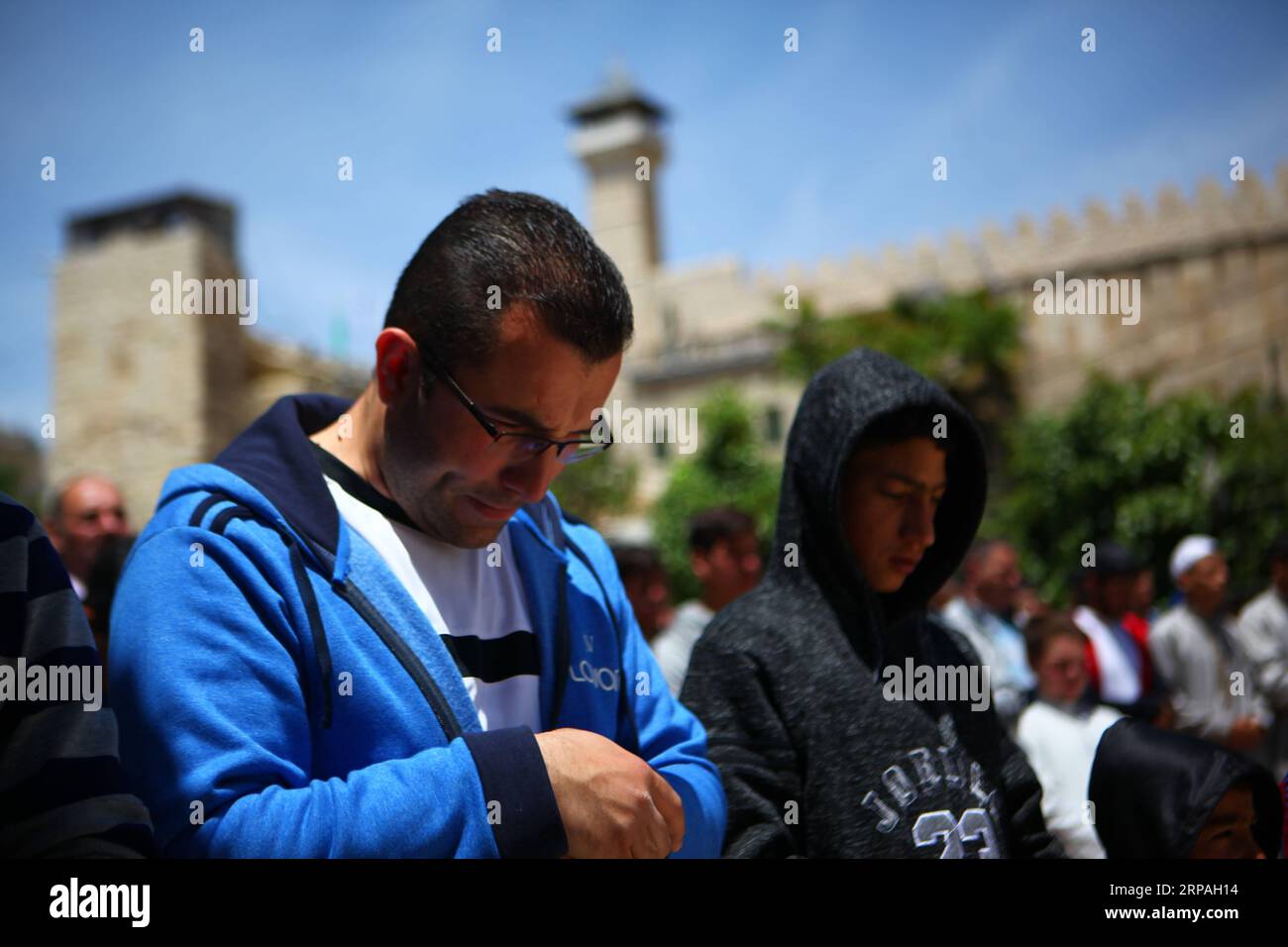 (190510) -- HEBRON, 10 maggio 2019 -- i fedeli musulmani palestinesi pregano fuori dalla Moschea Ibrahimi durante la preghiera del primo venerdì del mese santo del Ramadan nella città di Hebron, 10 maggio 2019. ) MIDEAST-HEBRON-FRIDAY-PREGHIERA-RAMADAN MamounxWazwaz PUBLICATIONxNOTxINxCHN Foto Stock