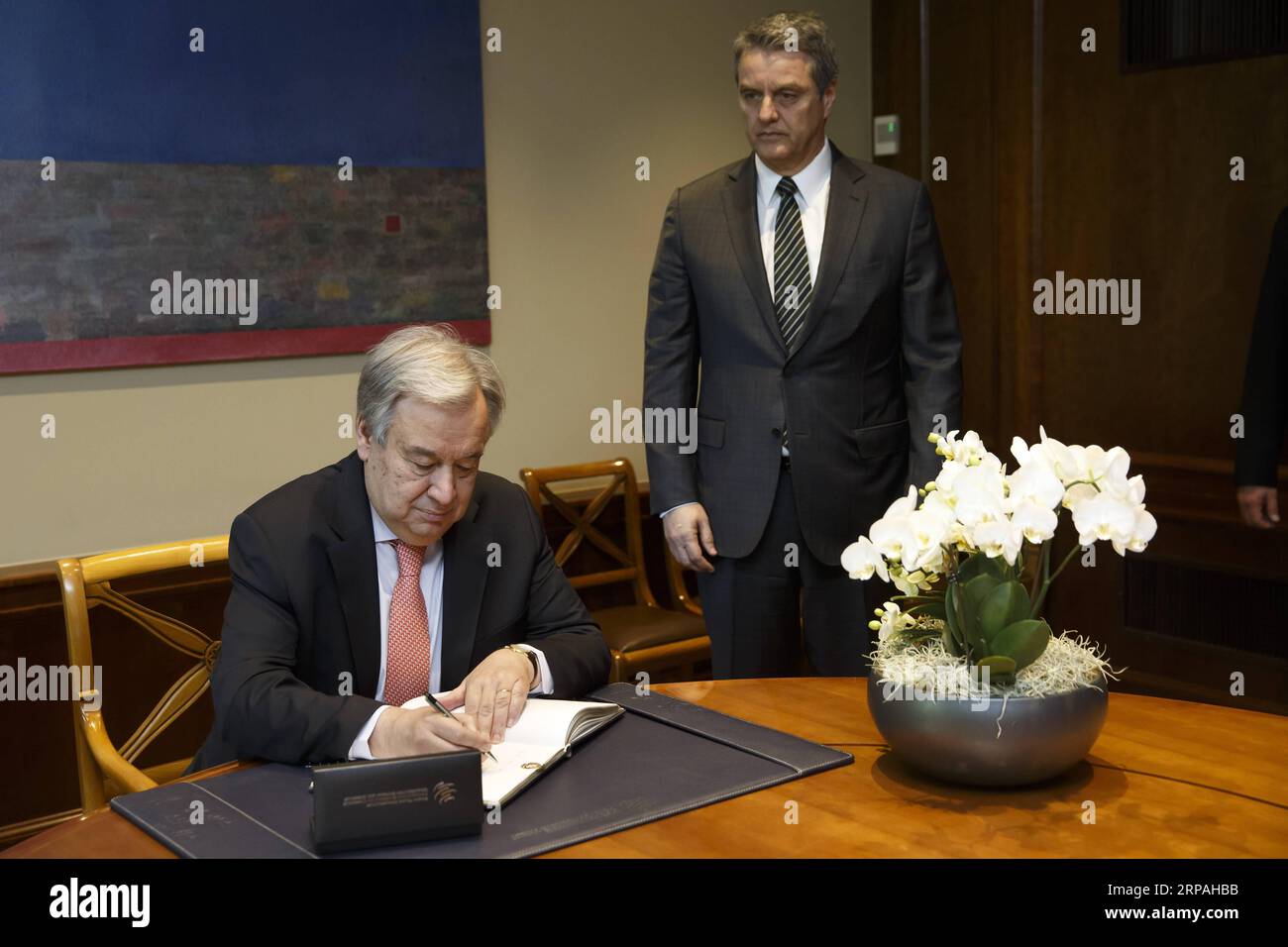 (190511) -- GINEVRA, 11 maggio 2019 -- il segretario generale delle Nazioni Unite Antonio Guterres (L) firma il libro d'oro dell'Organizzazione mondiale del commercio (OMC) presso la sede dell'OMC a Ginevra, in Svizzera, il 10 maggio 2019. Le attuali tensioni globali rappresentano una grave battuta d'arresto per lo sviluppo sostenibile, ha affermato Antonio Guterres all'OMC venerdì. Sono emersi notevoli ostacoli nei nostri sforzi volti a sfruttare la forza positiva della globalizzazione per lo sviluppo sostenibile, ha affermato Guterres in un discorso storico dinanzi al Consiglio generale dell'OMC. POOL/) SVIZZERA-GINEVRA-ONU-OMC-GUTERRES SALVATOREXDIXNOLFI PUBLICAT Foto Stock