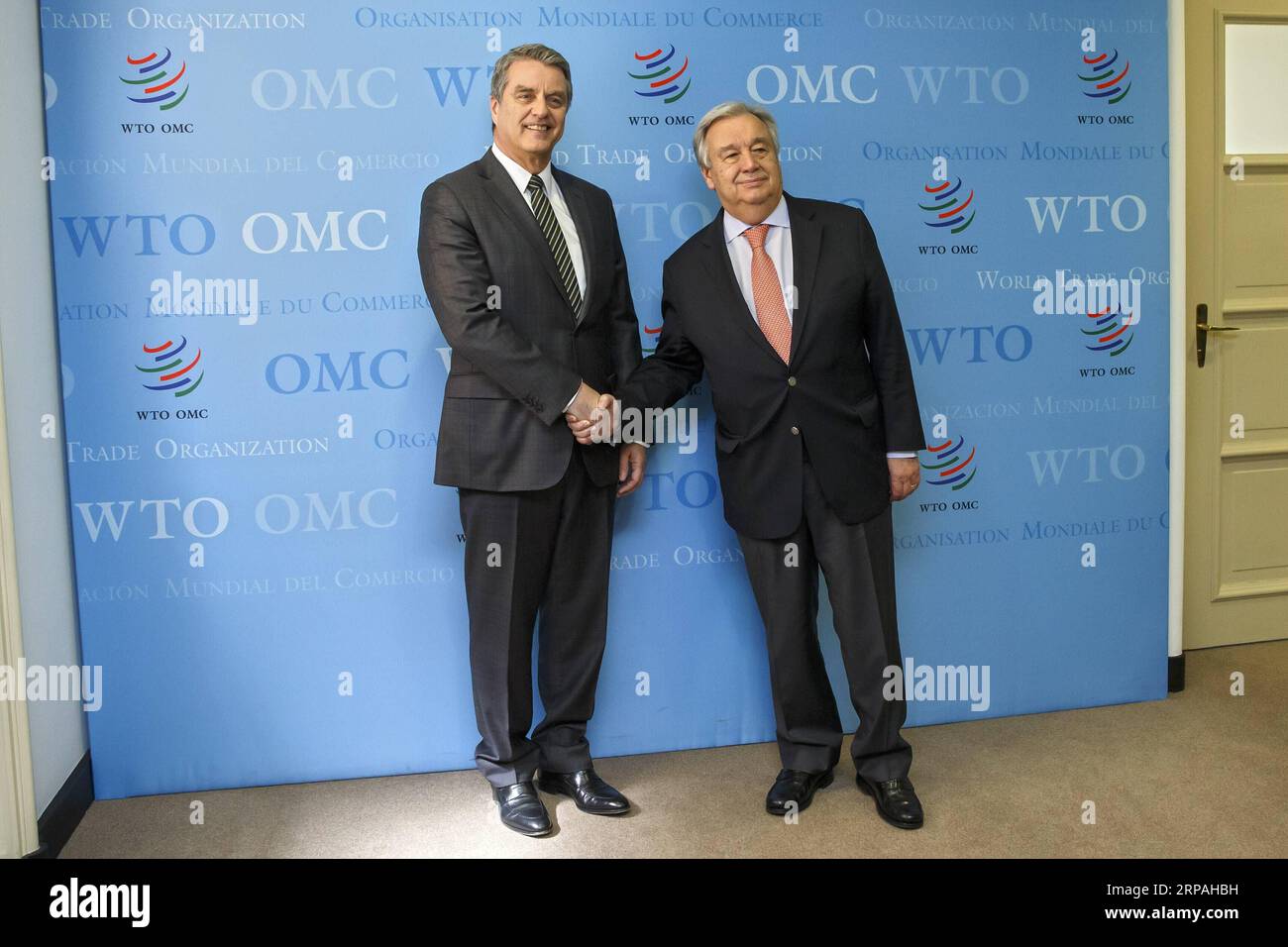 190511 -- GINEVRA, 11 maggio 2019 -- il Segretario generale delle Nazioni Unite Antonio Guterres R stringe la mano a Roberto Azevedo, direttore generale dell'Organizzazione mondiale del commercio, presso la sede dell'OMC a Ginevra, in Svizzera, 10 maggio 2019. Le attuali tensioni globali rappresentano una grave battuta d'arresto per lo sviluppo sostenibile, ha affermato Antonio Guterres all'OMC venerdì. Sono emersi notevoli ostacoli nei nostri sforzi volti a sfruttare la forza positiva della globalizzazione per lo sviluppo sostenibile, ha affermato Guterres in un discorso storico dinanzi al Consiglio generale dell'OMC. POOL/ SVIZZERA-GINEVRA-ONU-OMC-GUTERRES SAL Foto Stock