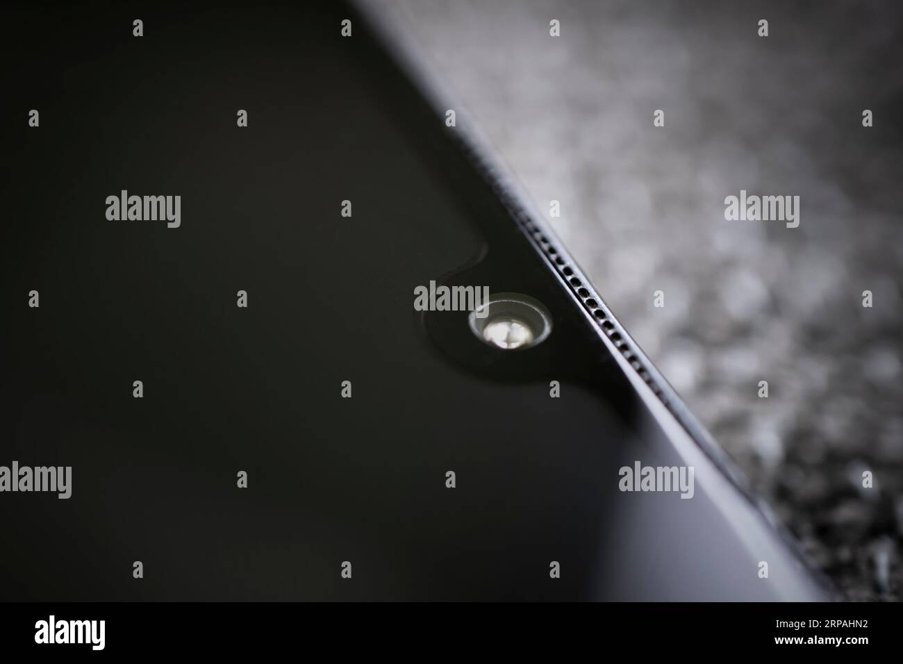 obiettivo della fotocamera mobile su sfondo nero, vista macro. la fotocamera anteriore dello smartphone. Foto Stock