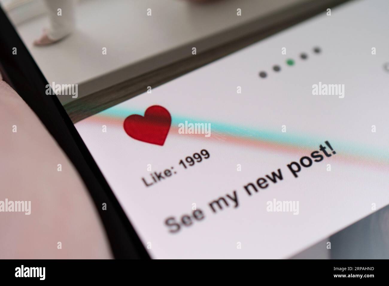 Primo piano dell'uomo che utilizza i social network su tablet digitale. Tutte le immagini visualizzate sullo schermo sono composte. Foto Stock