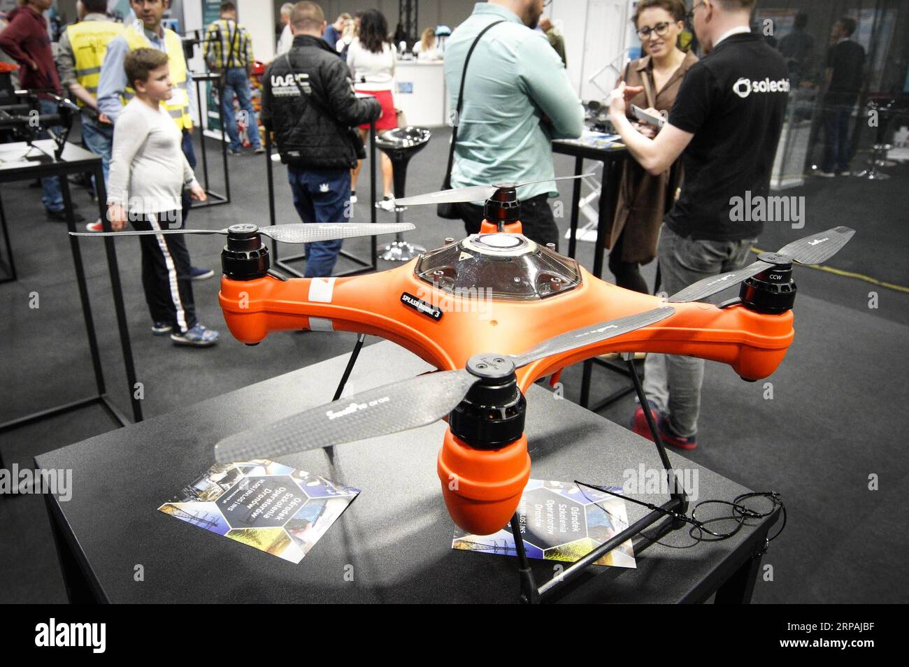 (190512) -- VARSAVIA, 12 maggio 2019 -- Un UAV a prova di spruzzi d'acqua è stato visto al Salone dell'elettronica di Varsavia, in Polonia, il 12 maggio 2019. L'Electronics Show di Varsavia, una delle più grandi fiere di elettronica di consumo e nuova tecnologia in Polonia, si è tenuto qui con oltre 350 espositori provenienti da tutto il mondo. ) POLONIA-VARSAVIA-FIERA DI ELETTRONICA JaapxArriens PUBLICATIONxNOTxINxCHN Foto Stock