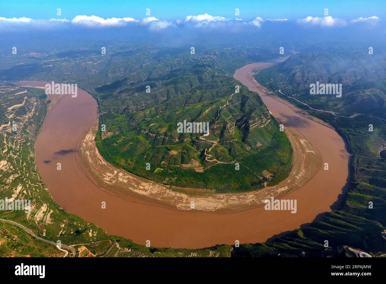 (190513) -- PECHINO, 13 maggio 2019 (Xinhua) -- foto aerea scattata il 6 settembre 2017 mostra lo scenario del fiume giallo nella contea di Yonghe, nella provincia dello Shanxi della Cina settentrionale. L'evento a tema dello Shanxi Day, che si è tenuto nell'ambito della mostra internazionale di orticoltura di Pechino, ha avuto inizio a Pechino il 12 maggio. Lo Shanxi Garden mette in mostra il suo impegno nell'ecologia e nel rimboschimento, nonché il suo concetto di sviluppo verde all'expo in corso. Non facendo più affidamento principalmente sulla sua industria carboniera per la crescita, Shanxi si è impegnata a sviluppare energia pulita e altre industrie emergenti per trovare un equilibrio Foto Stock