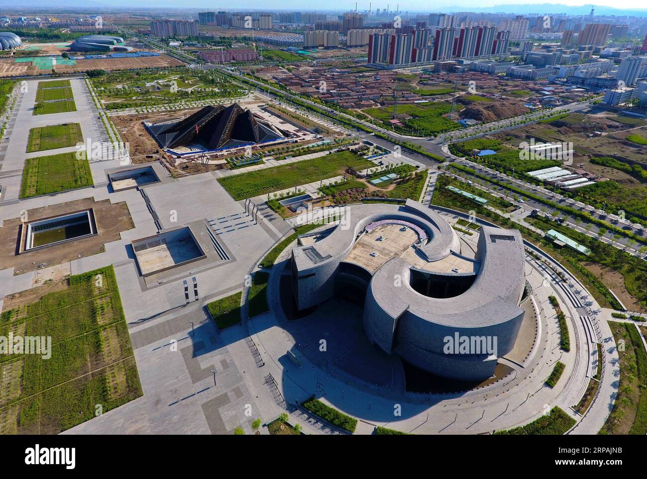 (190513) -- PECHINO, 13 maggio 2019 (Xinhua) -- foto aerea scattata il 17 maggio 2017 mostra una vista della città di Datong, nella provincia dello Shanxi della Cina settentrionale. L'evento a tema dello Shanxi Day, che si è tenuto nell'ambito della mostra internazionale di orticoltura di Pechino, ha avuto inizio a Pechino il 12 maggio. Lo Shanxi Garden mette in mostra il suo impegno nell'ecologia e nel rimboschimento, nonché il suo concetto di sviluppo verde all'expo in corso. Non facendo più affidamento principalmente sulla sua industria carboniera per la crescita, Shanxi si è impegnata a sviluppare energia pulita e altre industrie emergenti per trovare un equilibrio tra la protezione dell'ambiente e. Foto Stock