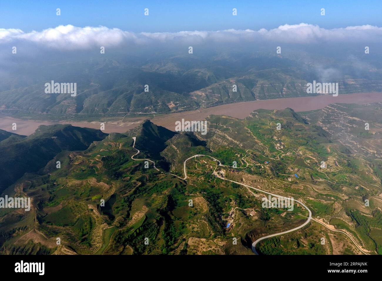 (190513) -- PECHINO, 13 maggio 2019 (Xinhua) -- foto aerea scattata il 6 settembre 2017 mostra lo scenario del fiume giallo nella contea di Yonghe, nella provincia dello Shanxi della Cina settentrionale. L'evento a tema dello Shanxi Day, che si è tenuto nell'ambito della mostra internazionale di orticoltura di Pechino, ha avuto inizio a Pechino il 12 maggio. Lo Shanxi Garden mette in mostra il suo impegno nell'ecologia e nel rimboschimento, nonché il suo concetto di sviluppo verde all'expo in corso. Non facendo più affidamento principalmente sulla sua industria carboniera per la crescita, Shanxi si è impegnata a sviluppare energia pulita e altre industrie emergenti per trovare un equilibrio Foto Stock