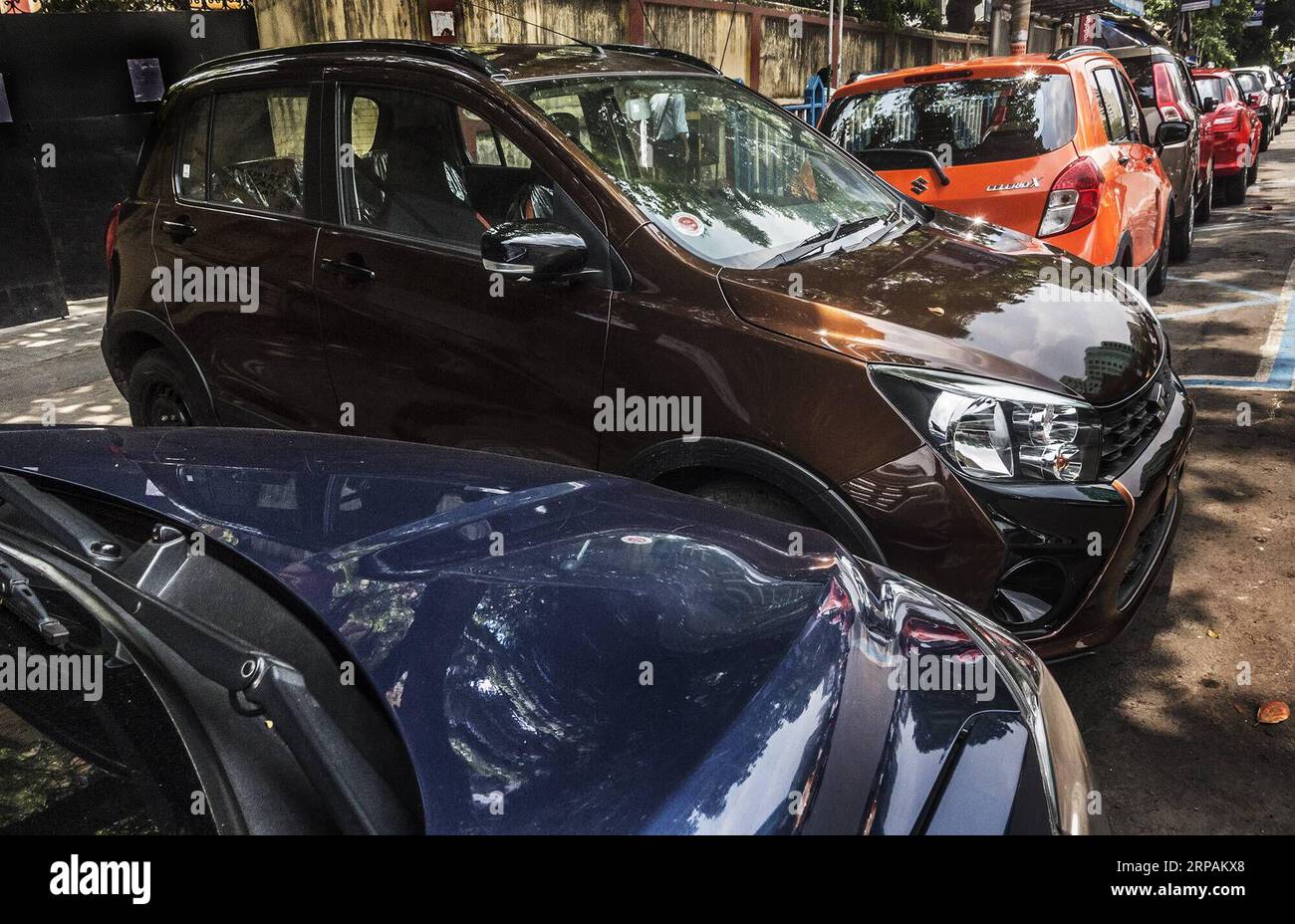 (190514) -- CALCUTTA, 14 maggio 2019 (Xinhua) -- le auto nuove sono viste fuori da uno showroom a Calcutta, India, 14 maggio 2019. Il settore automobilistico indiano ha continuato la sua corsa irregolare per il quinto mese consecutivo ad aprile, con un calo del 20% delle vendite di auto e del 16% delle vendite di due ruote, rispetto allo stesso periodo dell'anno scorso. Il drastico calo delle vendite è stato attribuito a diversi fattori, tra cui la compressione della liquidità sul mercato, l'aumento del costo del carburante, i tassi di interesse e i costi assicurativi, che hanno attenuato il sentimento dei consumatori. (Xinhua/Tumpa Mondal) INDIA-KOLKATA-VEHICLES SALES DIP PUBLICATIONxNOTxINxCHN Foto Stock
