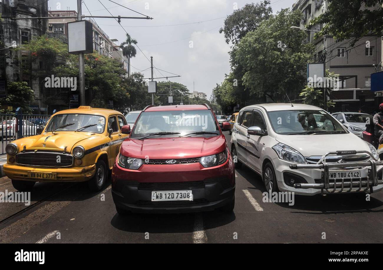 (190514) -- CALCUTTA, 14 maggio 2019 (Xinhua) -- i veicoli sono visti in?The Street in Calcutta, India, 14 maggio 2019. Il settore automobilistico indiano ha continuato la sua corsa irregolare per il quinto mese consecutivo ad aprile, con un calo del 20% delle vendite di auto e del 16% delle vendite di due ruote, rispetto allo stesso periodo dell'anno scorso. Il drastico calo delle vendite è stato attribuito a diversi fattori, tra cui la compressione della liquidità sul mercato, l'aumento del costo del carburante, i tassi di interesse e i costi assicurativi, che hanno attenuato il sentimento dei consumatori. (Xinhua/Tumpa Mondal) INDIA-KOLKATA-VEHICLES SALES DIP PUBLICATIONxNOTxINxCHN Foto Stock