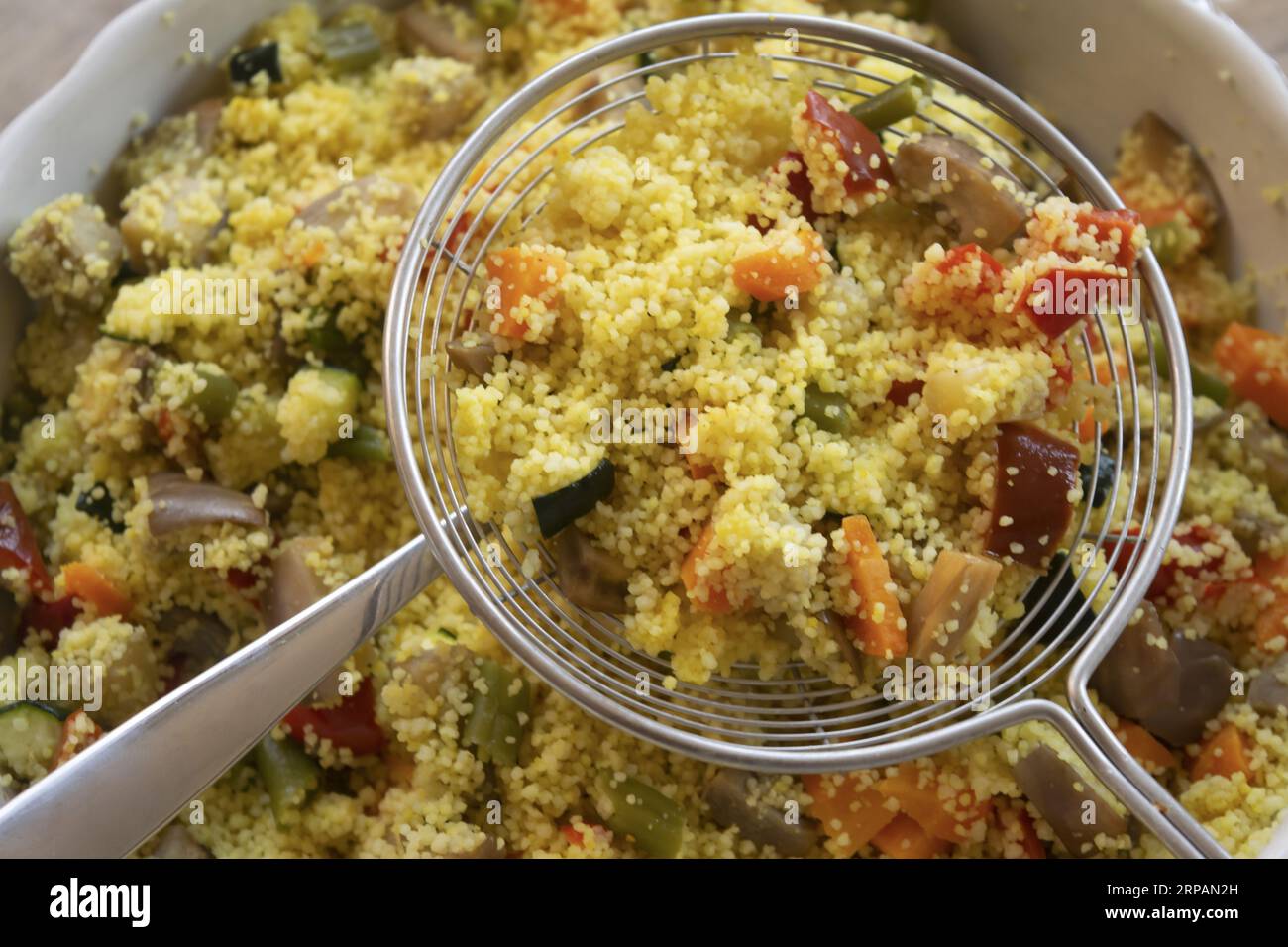 insalata couscous con varietà di verdure Foto Stock