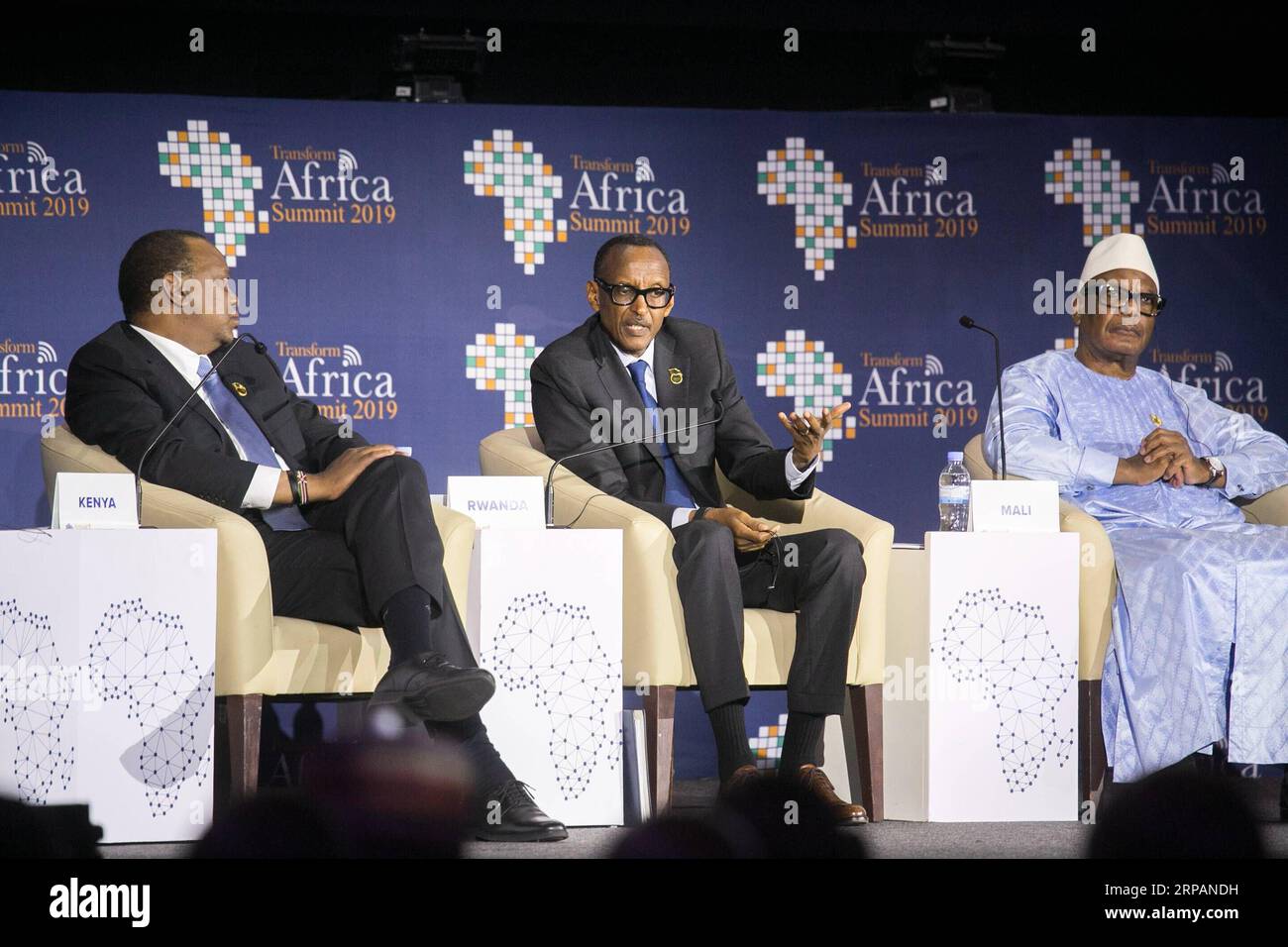 (190515) -- KIGALI, 15 maggio 2019 -- il presidente ruandese Paul Kagame (C), il presidente keniota Uhuru Kenyatta (i L) e il presidente maliano Ibrahim Boubacar Keita partecipano alla quinta edizione del Transform Africa Summit a Kigali, capitale del Ruanda, il 15 maggio 2019. Il vertice si svolge venerdì e ha riunito circa 4.000 partecipanti, tra cui politici, regolatori, giovani innovatori e funzionari africani e non, che dovrebbero discutere su come sfruttare le tecnologie dell'informazione e della comunicazione per stimolare l'economia del continente. ) VERTICE RUANDA-KIGALI-TRANSFORM AFRICA Foto Stock