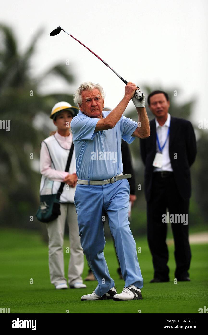 (190516) -- PECHINO, 16 maggio 2019 -- la foto del file scattata il 1° aprile 2012 mostra l'ex primo ministro australiano Bob Hawke (fronte) che gioca a golf durante il Boao Forum for Asia (BFA) New Fortune Cup Golf Invitational 2012 a Boao, nella provincia di Hainan nel sud della Cina. L'ex primo ministro australiano Bob Hawke è morto nella sua residenza di Sydney giovedì, all'età di 89 anni. ) AUSTRALIA-POLITICS-BOB HAWKE HouxJiansen PUBLICATIONxNOTxINxCHN Foto Stock