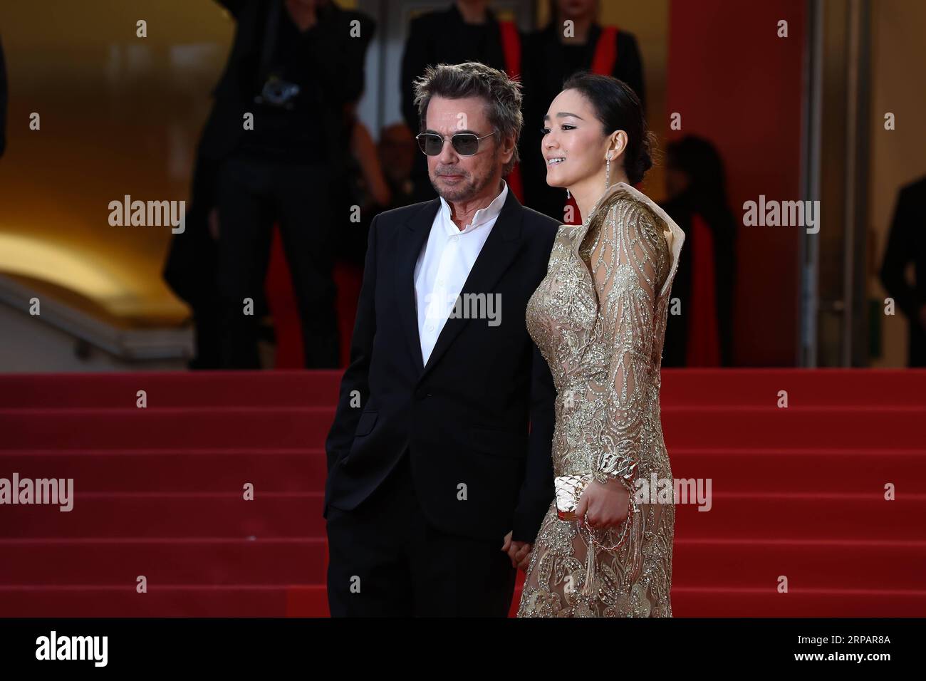 (190517) -- CANNES, 17 maggio 2019 (Xinhua) -- l'attrice cinese Gong li (R) posa sul Red carpet per la prima del film Dolor y Gloria al 72° Festival di Cannes, Francia, il 17 maggio 2019. Il 72° Festival di Cannes si svolge qui dal 14 al 25 maggio. (Xinhua/Zhang Cheng) FRANCIA-CANNES- DOLOR Y GLORIA -PREMIERE PUBLICATIONxNOTxINxCHN Foto Stock