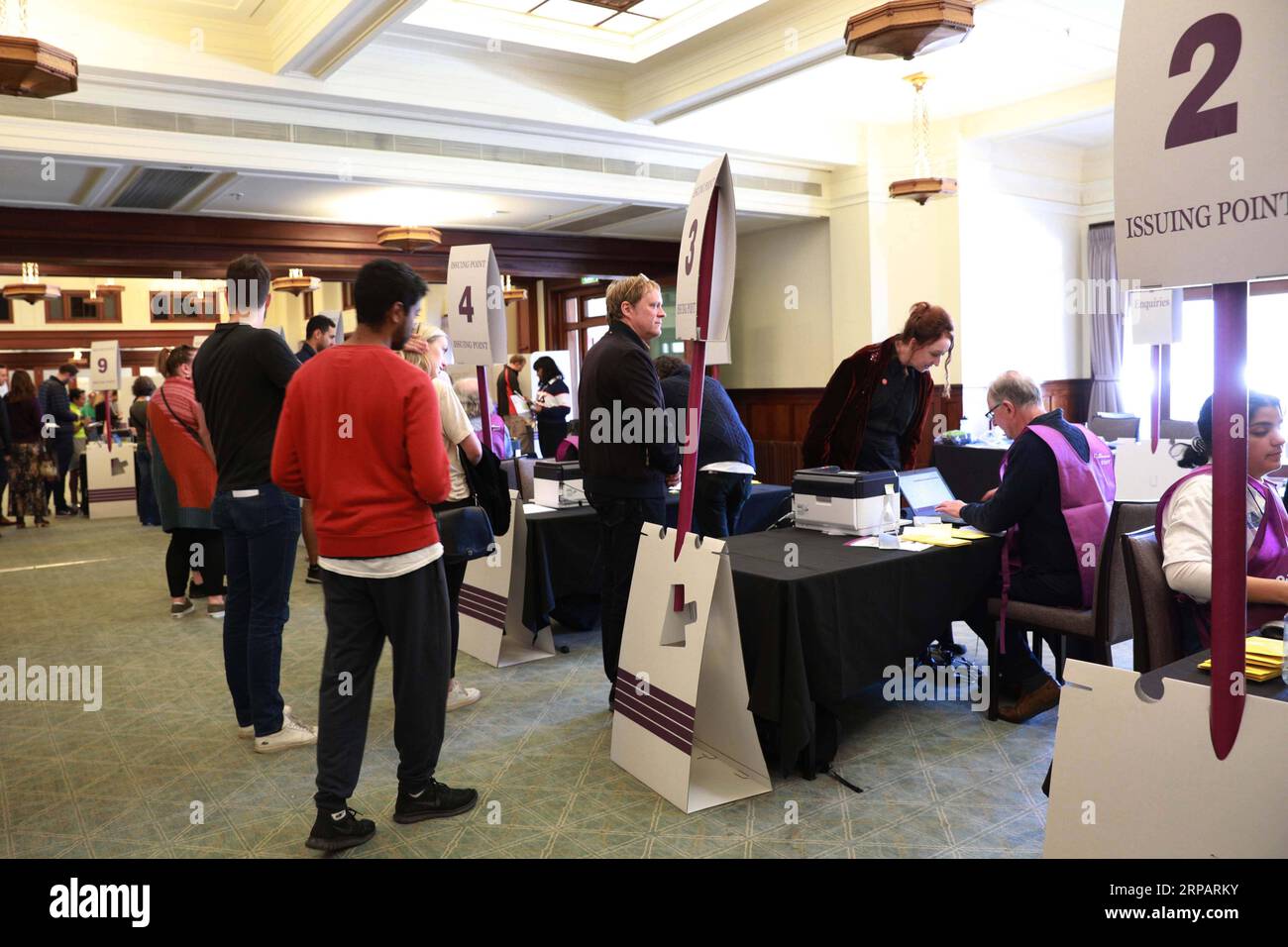 (190518) -- CANBERRA, 18 maggio 2019 (Xinhua) -- gli elettori si registrano prima di esprimere i loro voti nella Old Parliament House di Canberra, Australia, 18 maggio 2019. L'Australia ha tenuto le elezioni generali sabato. (Xinhua/Chu Chen) AUSTRALIA-ELEZIONI GENERALI PUBLICATIONxNOTxINxCHN Foto Stock