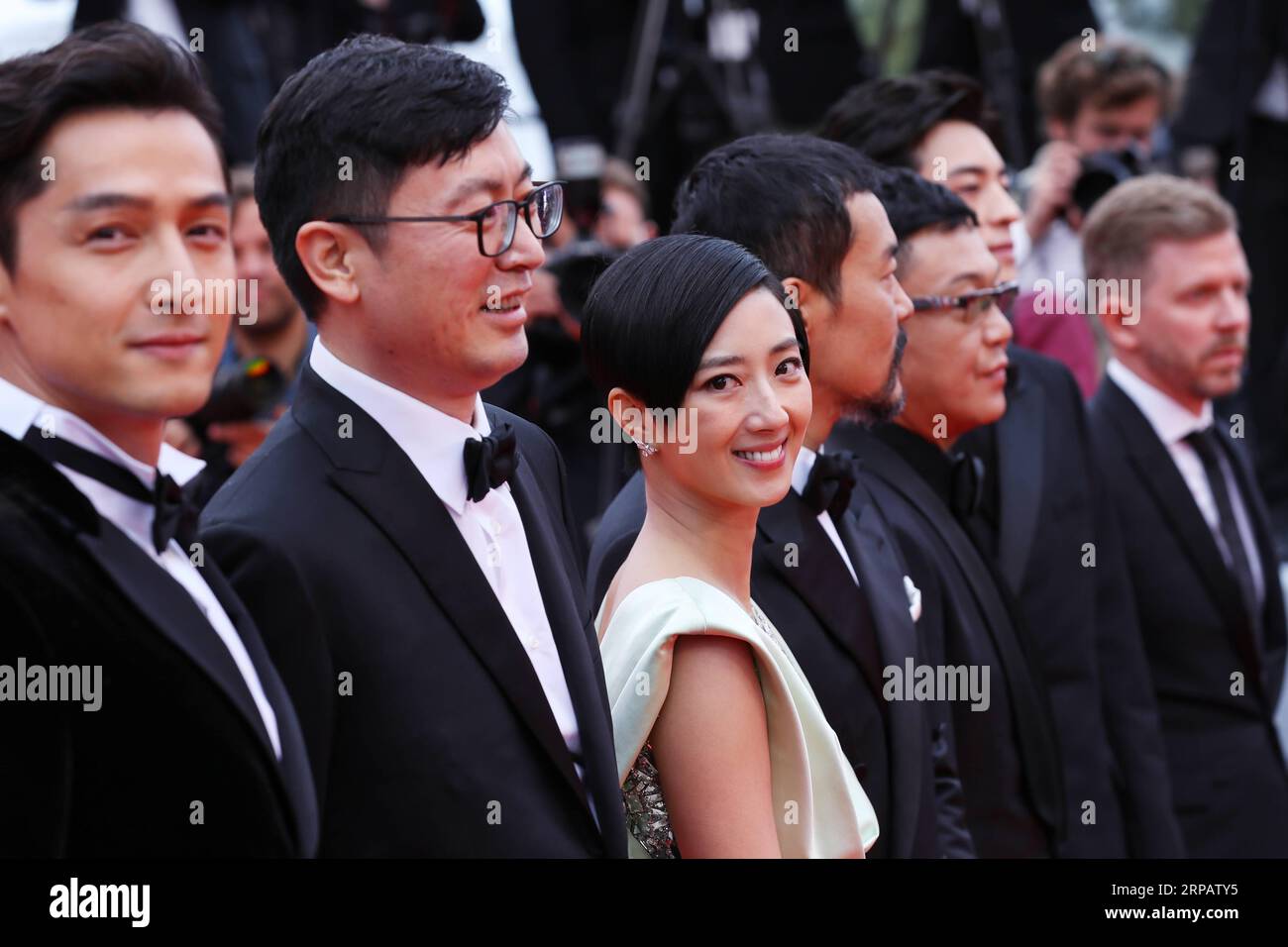 (190519) -- CANNES, 19 maggio 2019 (Xinhua) -- l'attrice Kwai Lun Mei (3rd L) posa sul tappeto rosso per la prima del film cinese Wild Goose Lake al 72° Festival di Cannes, Francia, il 18 maggio 2019. Il 72° Festival di Cannes si svolge qui dal 14 al 25 maggio. (Xinhua/Zhang Cheng) FRANCIA-CANNES-CHINESE FILM-RED CARPET PUBLICATIONxNOTxINxCHN Foto Stock