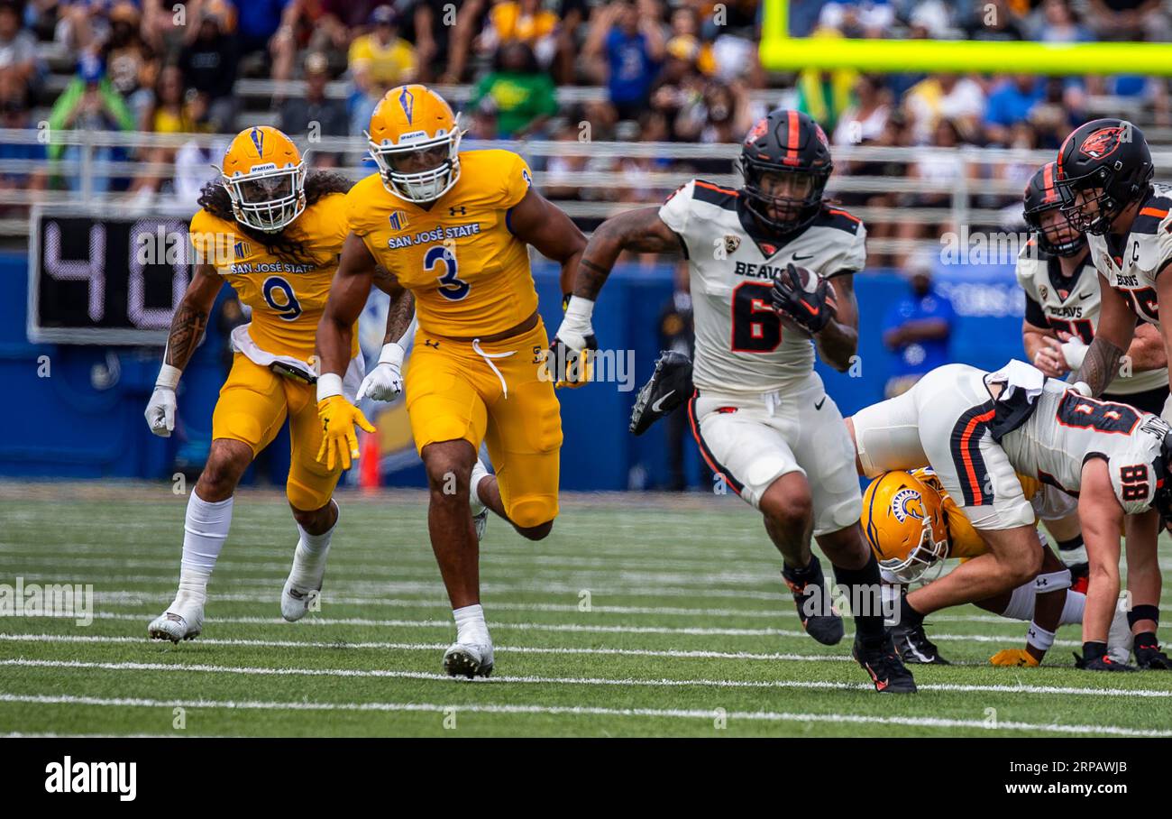 CEFCU Stadium San Jose, CALIFORNIA 3 settembre 2023. San Jose, CALIFORNIA USA, il running back Oregon State Damien Martinez (6) corre per un primo down durante la partita di football NCAA tra gli Oregon State Beavers e i San Jose State Spartans. L'Oregon State batte il San Jose State 47-17 al CEFCU Stadium di San Jose, CALIFORNIA. Thurman James/CSM (immagine di credito: © Thurman James/Cal Sport Media). Credito: csm/Alamy Live News Foto Stock