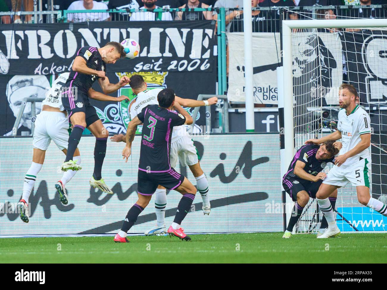 Leon GORETZKA, FCB 8 im Kopfballduell , Kopfball mit , luftkampf, Ko Itakura, MG 3 , Marvin Friedrich, MG 5 Thomas MUELLER, Müller, FCB 25 nella partita BORUSSIA MOENCHENGLADBACH - FC BAYERN MUENCHEN 1-2 il 2 settembre 2023 a Mönchengladbach, Germania. Stagione 2023/2024, 1.Bundesliga, FCB, MG, Gladbach, giorno 3, 3.Spieltag © Peter Schatz / Alamy Live News - LE NORMATIVE DFL VIETANO L'USO DI FOTOGRAFIE come SEQUENZE DI IMMAGINI e/o QUASI-VIDEO - Foto Stock